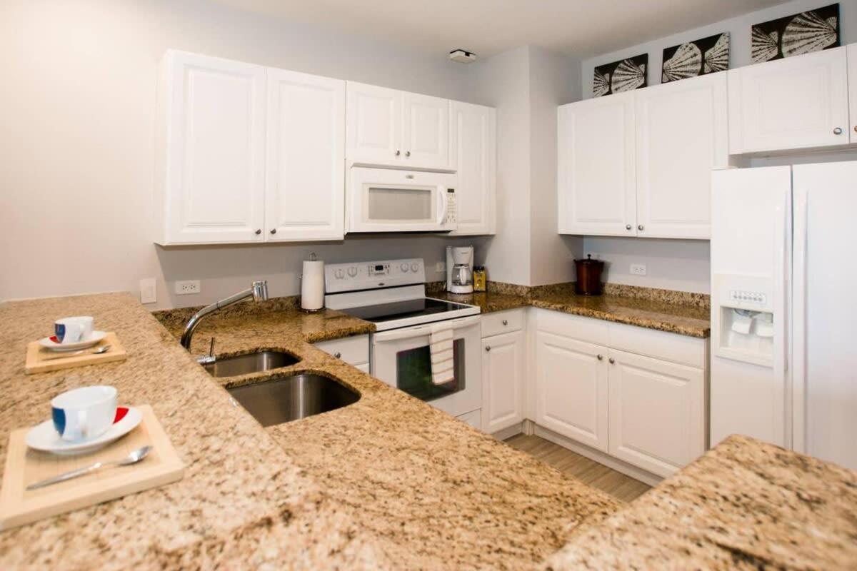 Chic Minimalist Condo with Swimming Pool, Hot Tub, and Beach Club Access