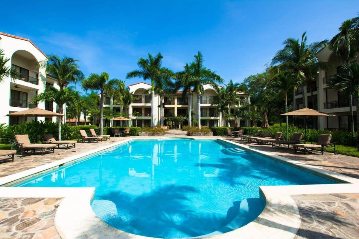 Chic Minimalist Condo with Swimming Pool, Hot Tub, and Beach Club Access