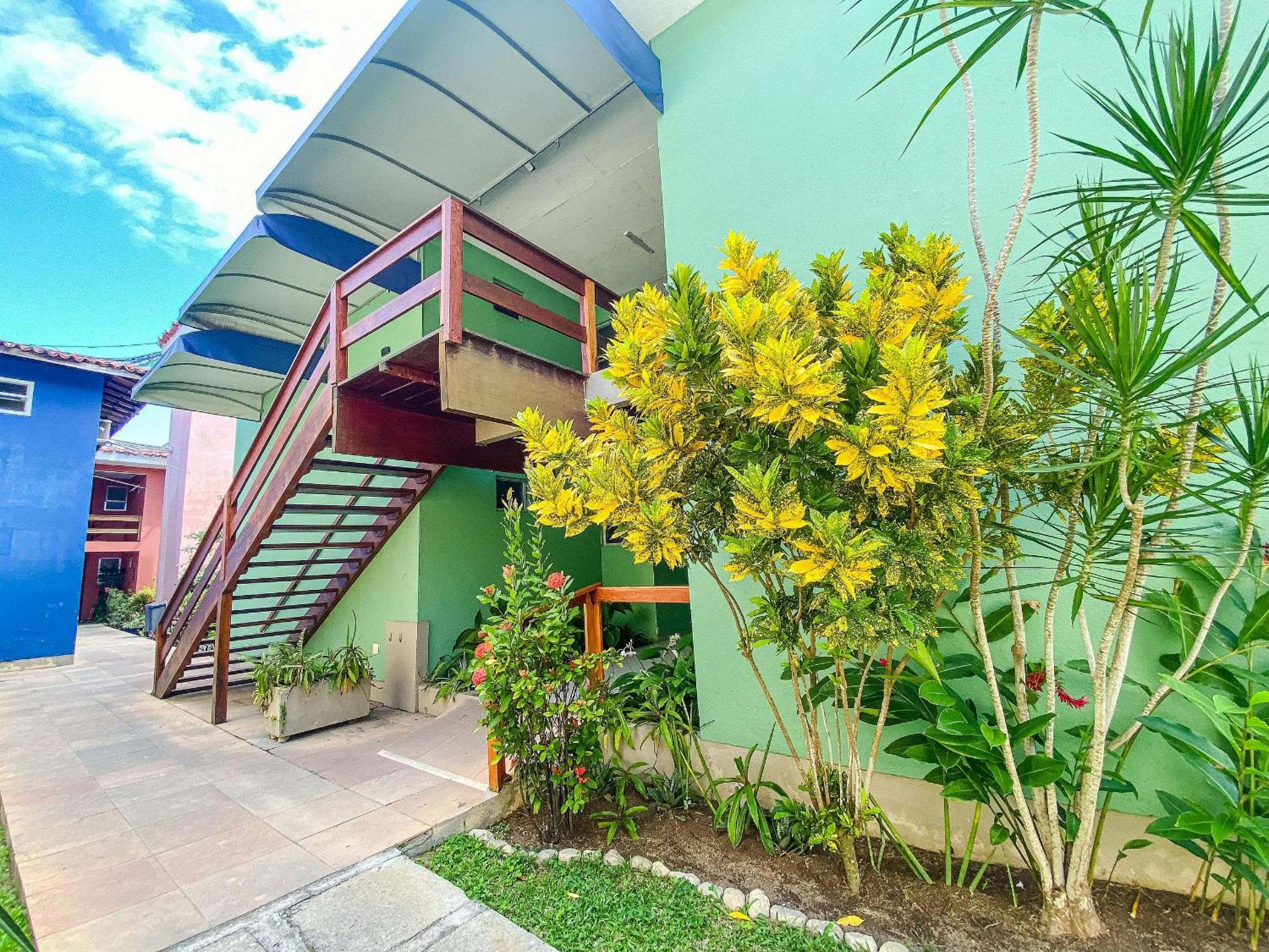 Flat's com 1 quarto, frente praia de Taperapuã, atravessou a rua está na praia, Condomínio Boulevard da Praia conta com piscina, sauna, sala de jogos além 
