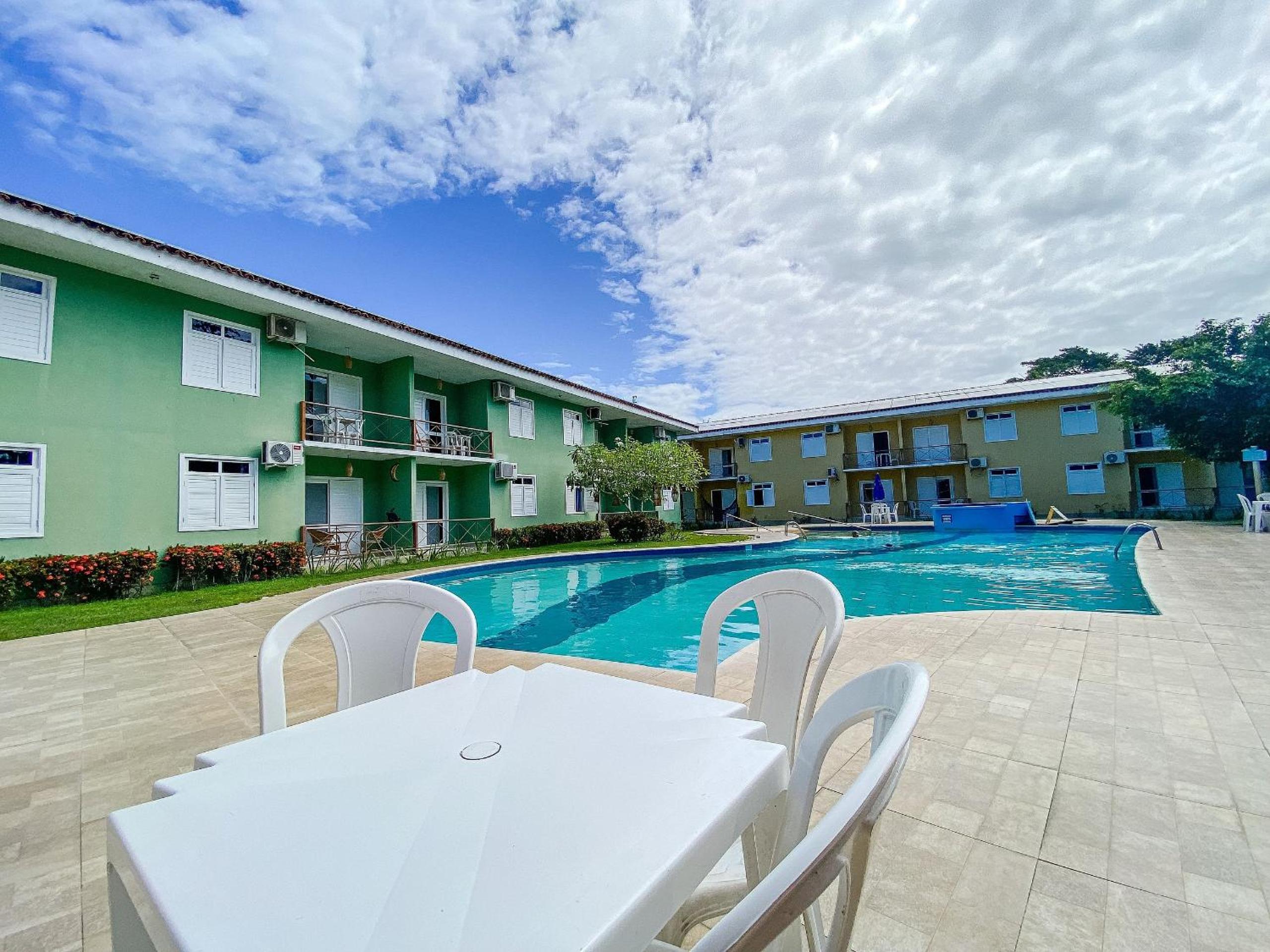 Flat's com 1 quarto, frente praia de Taperapuã, atravessou a rua está na praia, Condomínio Boulevard da Praia conta com piscina, sauna, sala de jogos além 