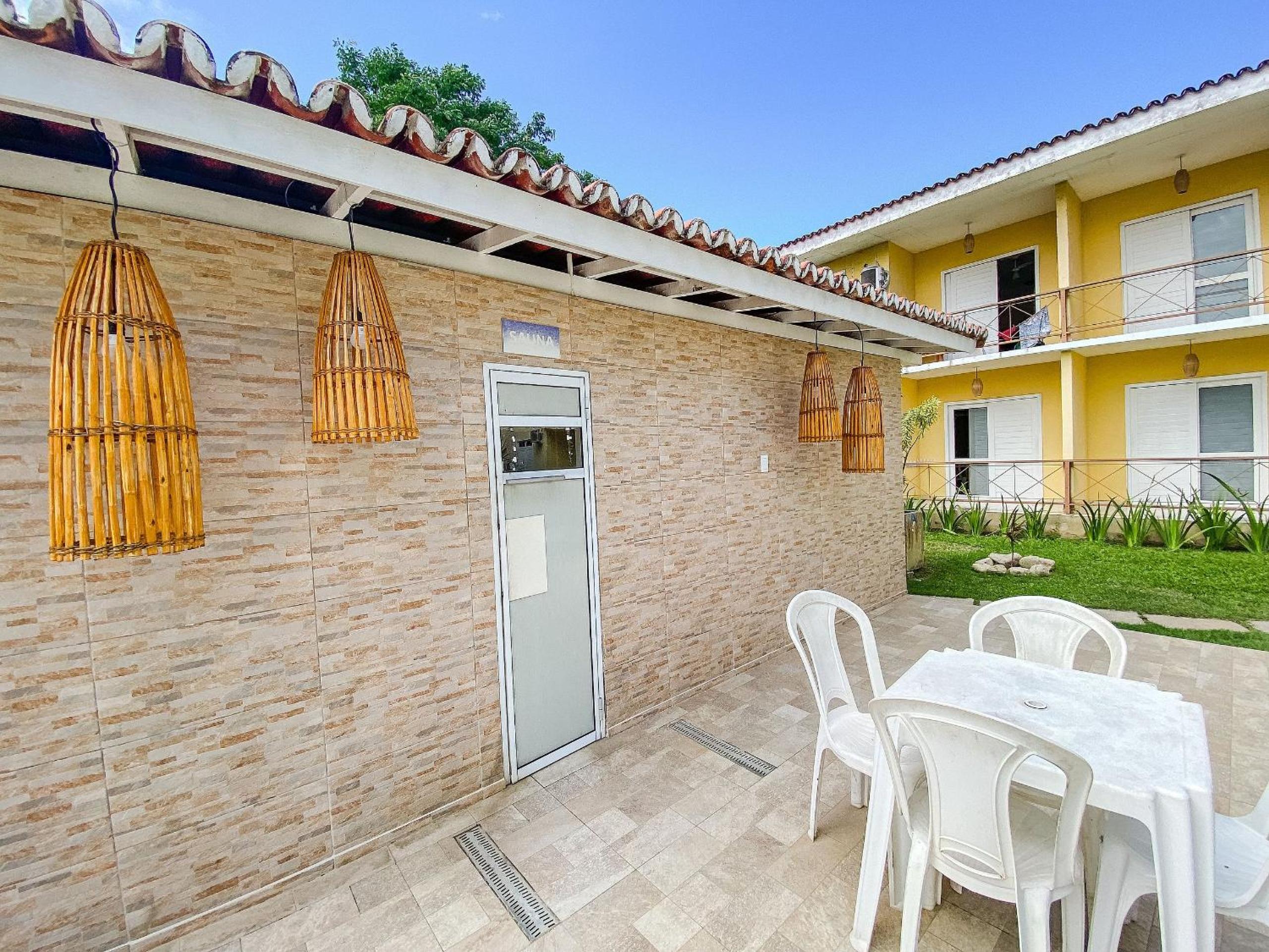 Flat's com 1 quarto, frente praia de Taperapuã, atravessou a rua está na praia, Condomínio Boulevard da Praia conta com piscina, sauna, sala de jogos além 