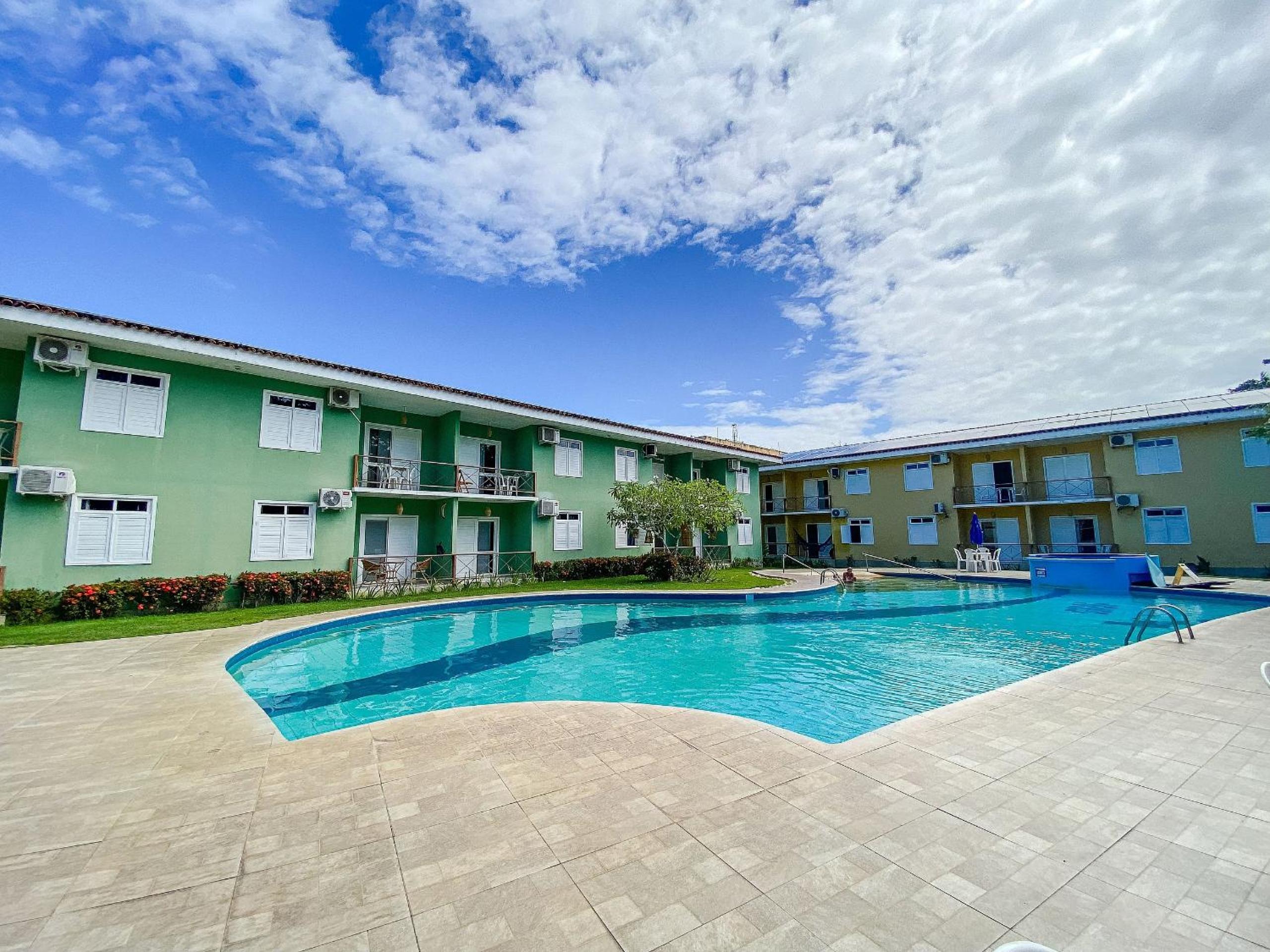 Flat's com 1 quarto, frente praia de Taperapuã, atravessou a rua está na praia, Condomínio Boulevard da Praia conta com piscina, sauna, sala de jogos além 