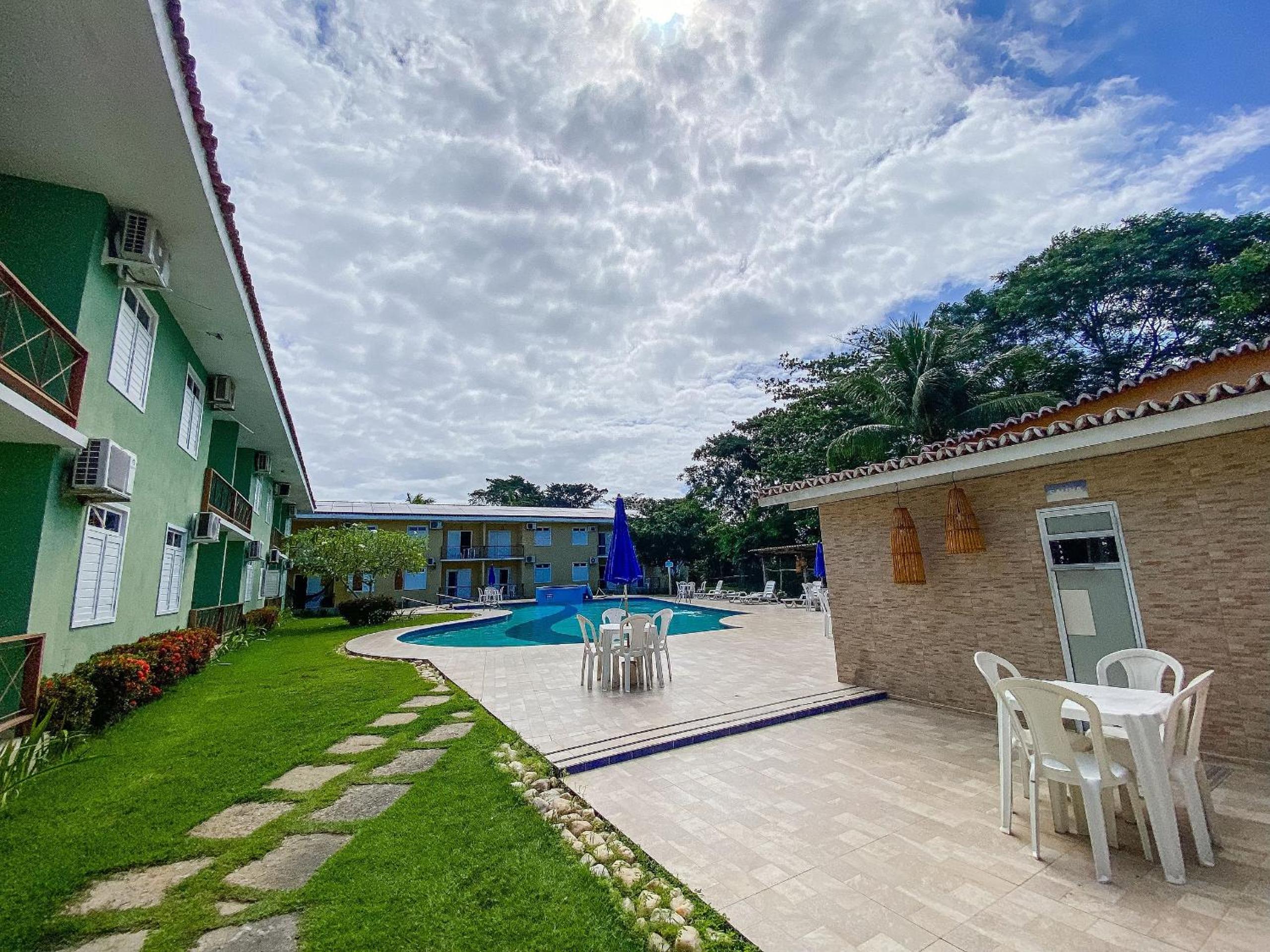 Flat's com 1 quarto, frente praia de Taperapuã, atravessou a rua está na praia, Condomínio Boulevard da Praia conta com piscina, sauna, sala de jogos além 