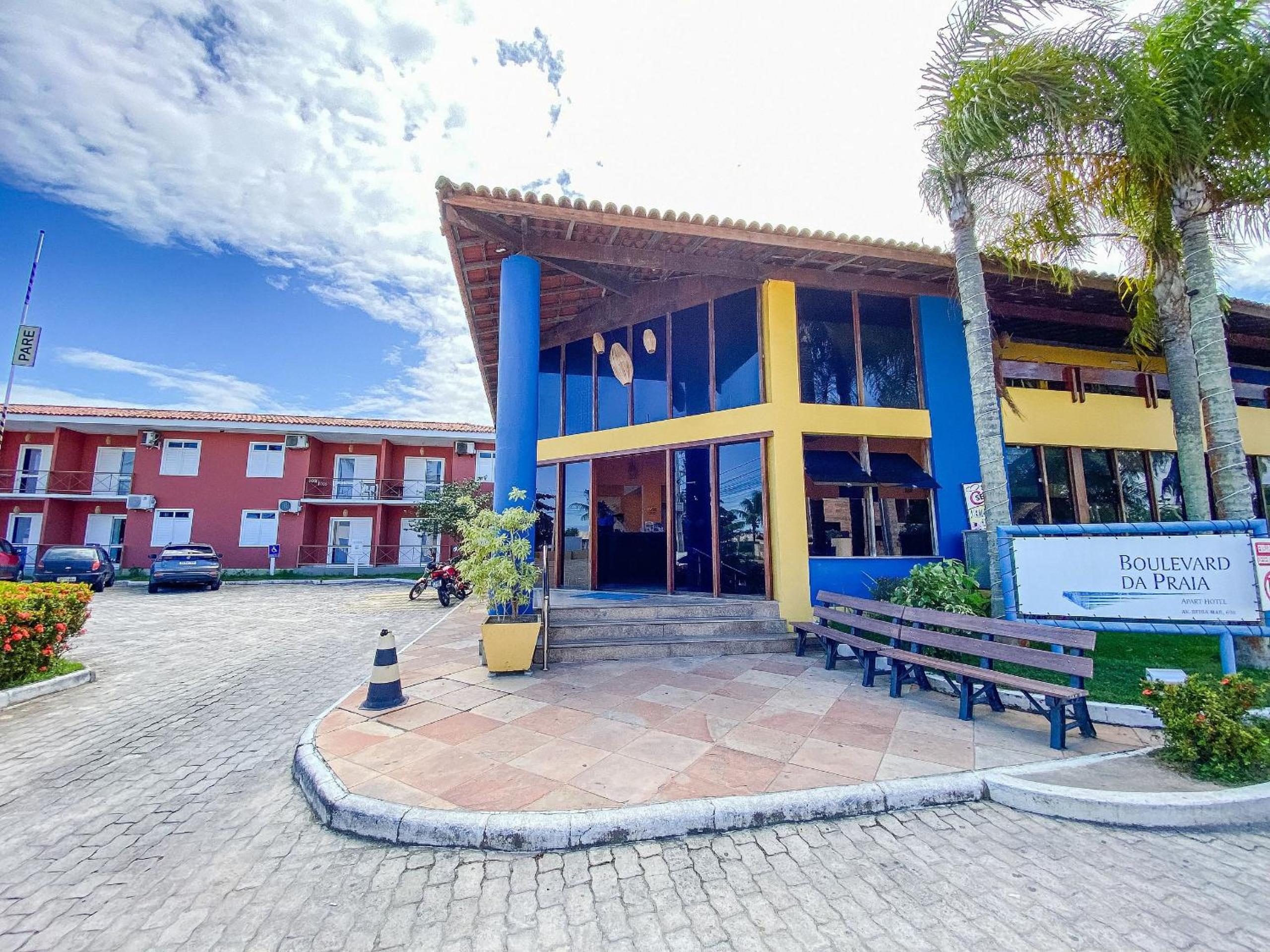Flat's com 1 quarto, frente praia de Taperapuã, atravessou a rua está na praia, Condomínio Boulevard da Praia conta com piscina, sauna, sala de jogos além 