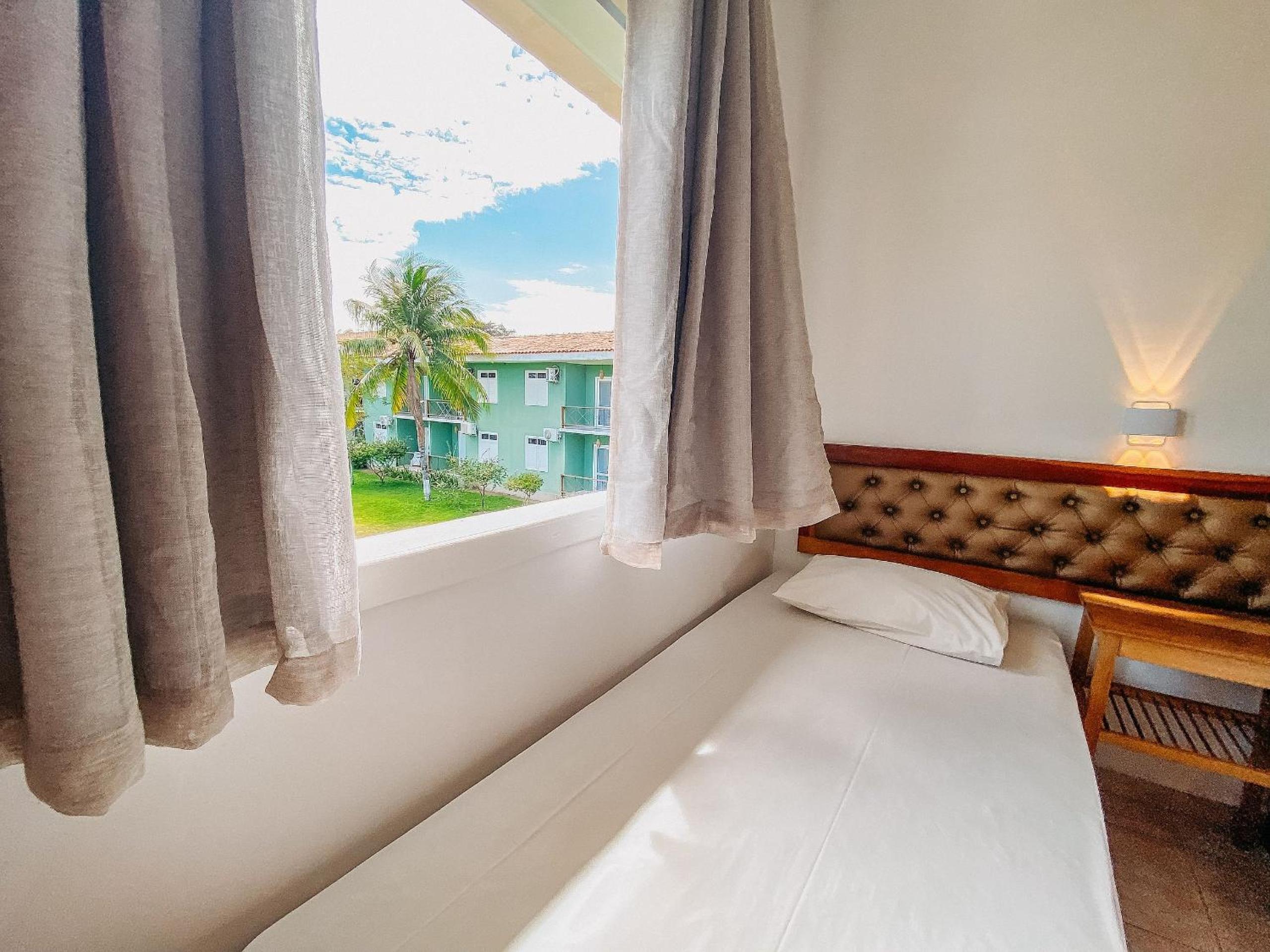 Flat's com 1 quarto, frente praia de Taperapuã, atravessou a rua está na praia, Condomínio Boulevard da Praia conta com piscina, sauna, sala de jogos além 