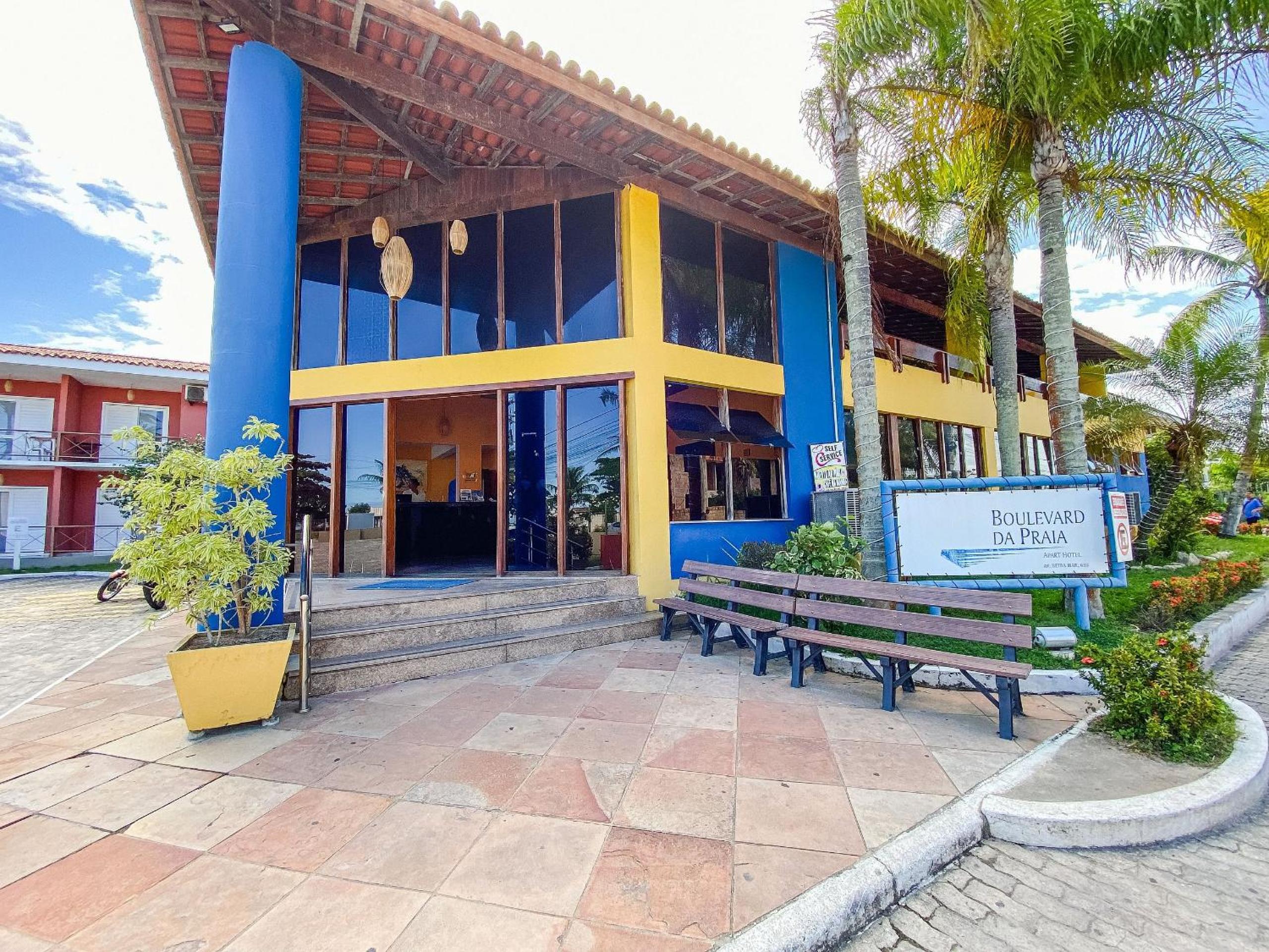 Flat's com 1 quarto, frente praia de Taperapuã, atravessou a rua está na praia, Condomínio Boulevard da Praia conta com piscina, sauna, sala de jogos além 