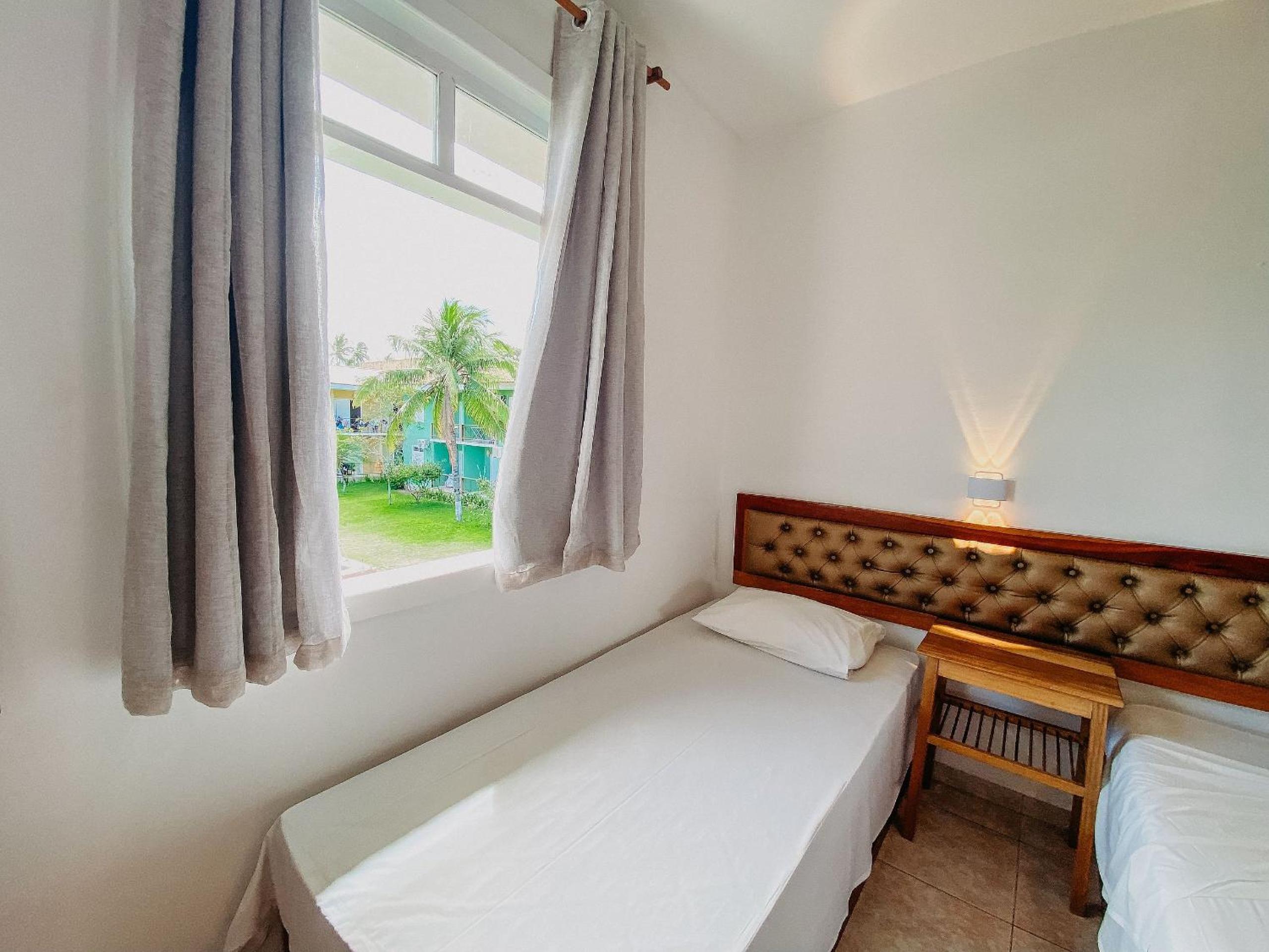 Flat's com 1 quarto, frente praia de Taperapuã, atravessou a rua está na praia, Condomínio Boulevard da Praia conta com piscina, sauna, sala de jogos além 
