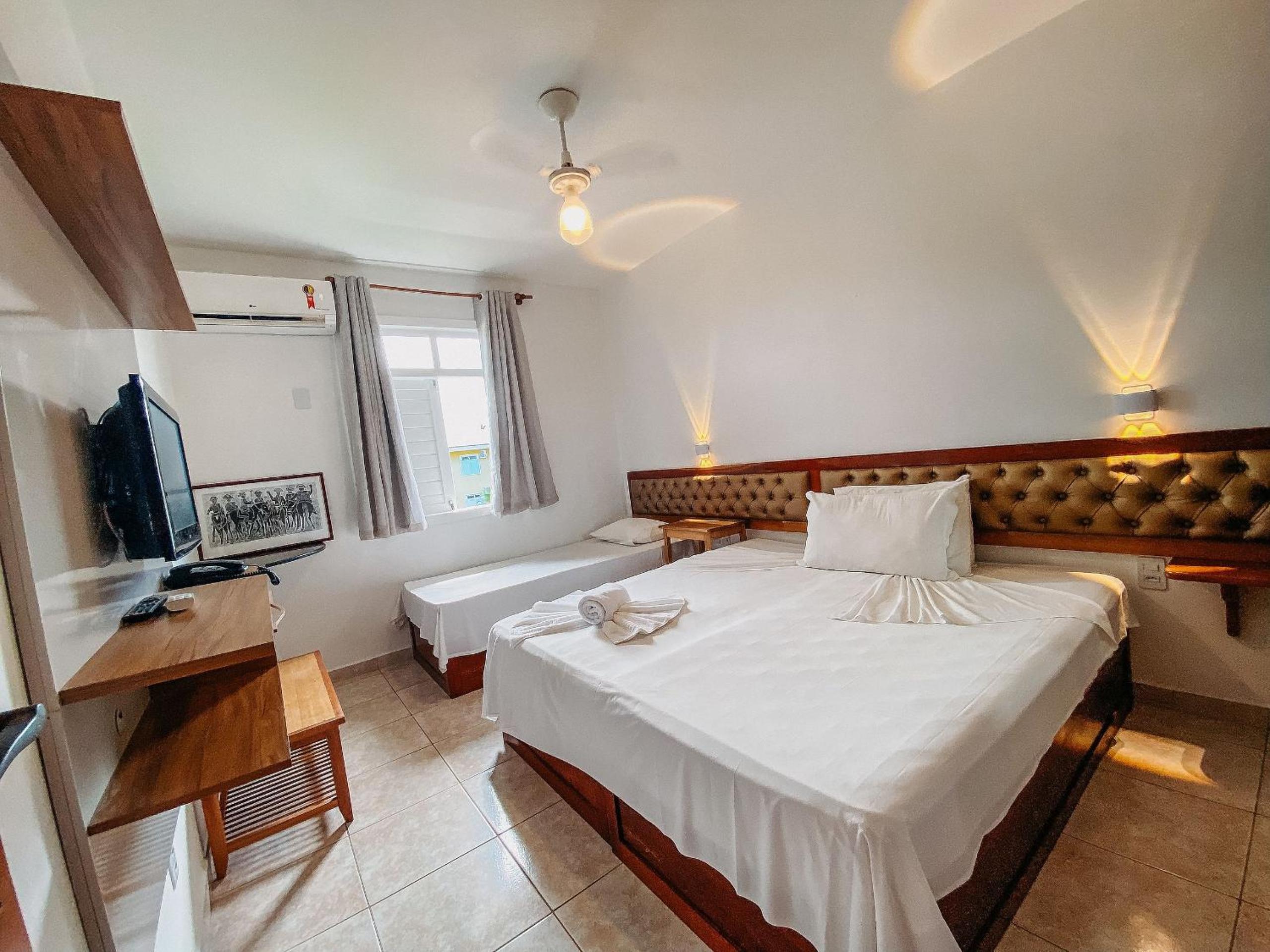 Flat's com 1 quarto, frente praia de Taperapuã, atravessou a rua está na praia, Condomínio Boulevard da Praia conta com piscina, sauna, sala de jogos além 
