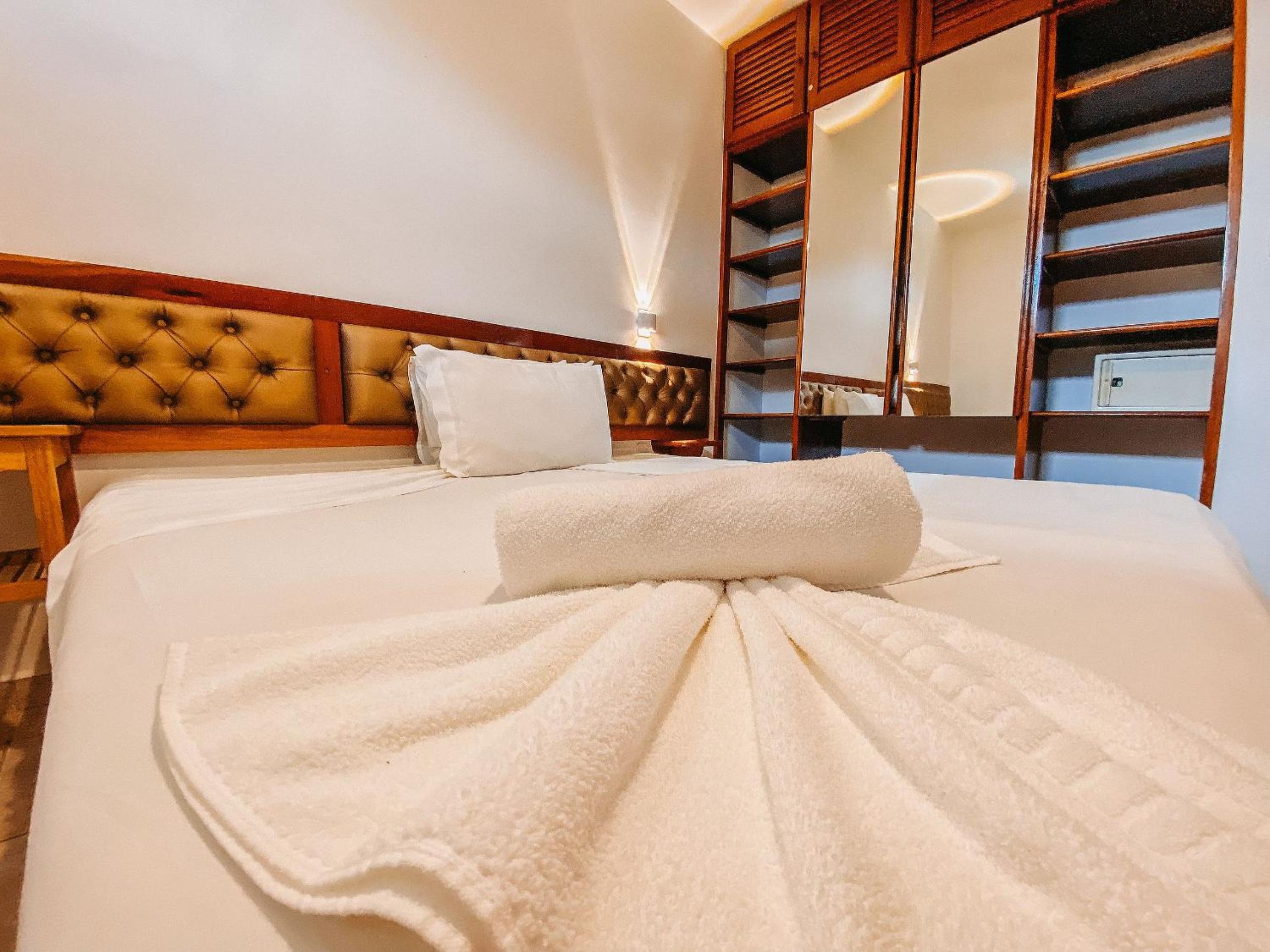 Flat's com 1 quarto, frente praia de Taperapuã, atravessou a rua está na praia, Condomínio Boulevard da Praia conta com piscina, sauna, sala de jogos além 