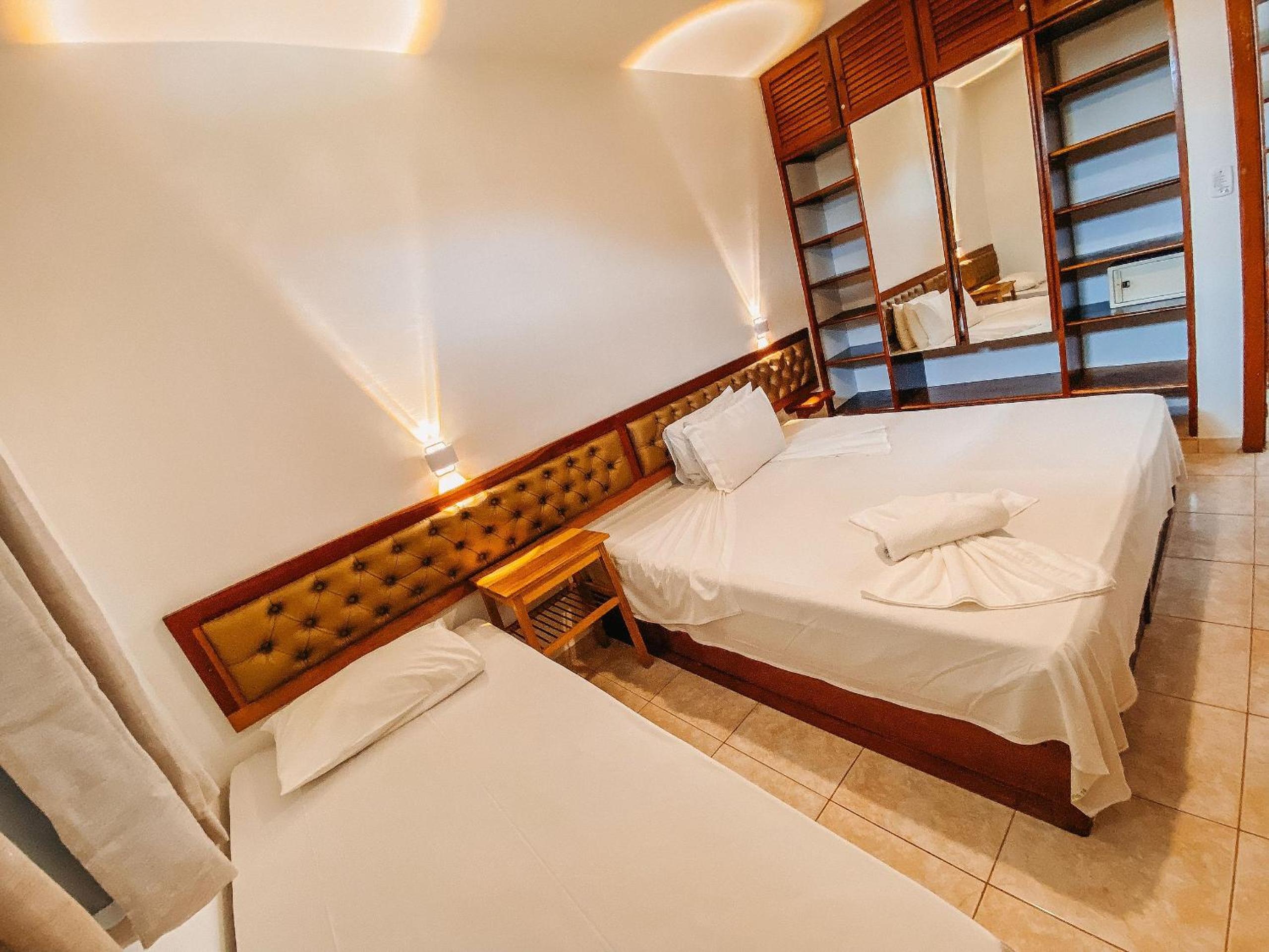 Flat's com 1 quarto, frente praia de Taperapuã, atravessou a rua está na praia, Condomínio Boulevard da Praia conta com piscina, sauna, sala de jogos além 