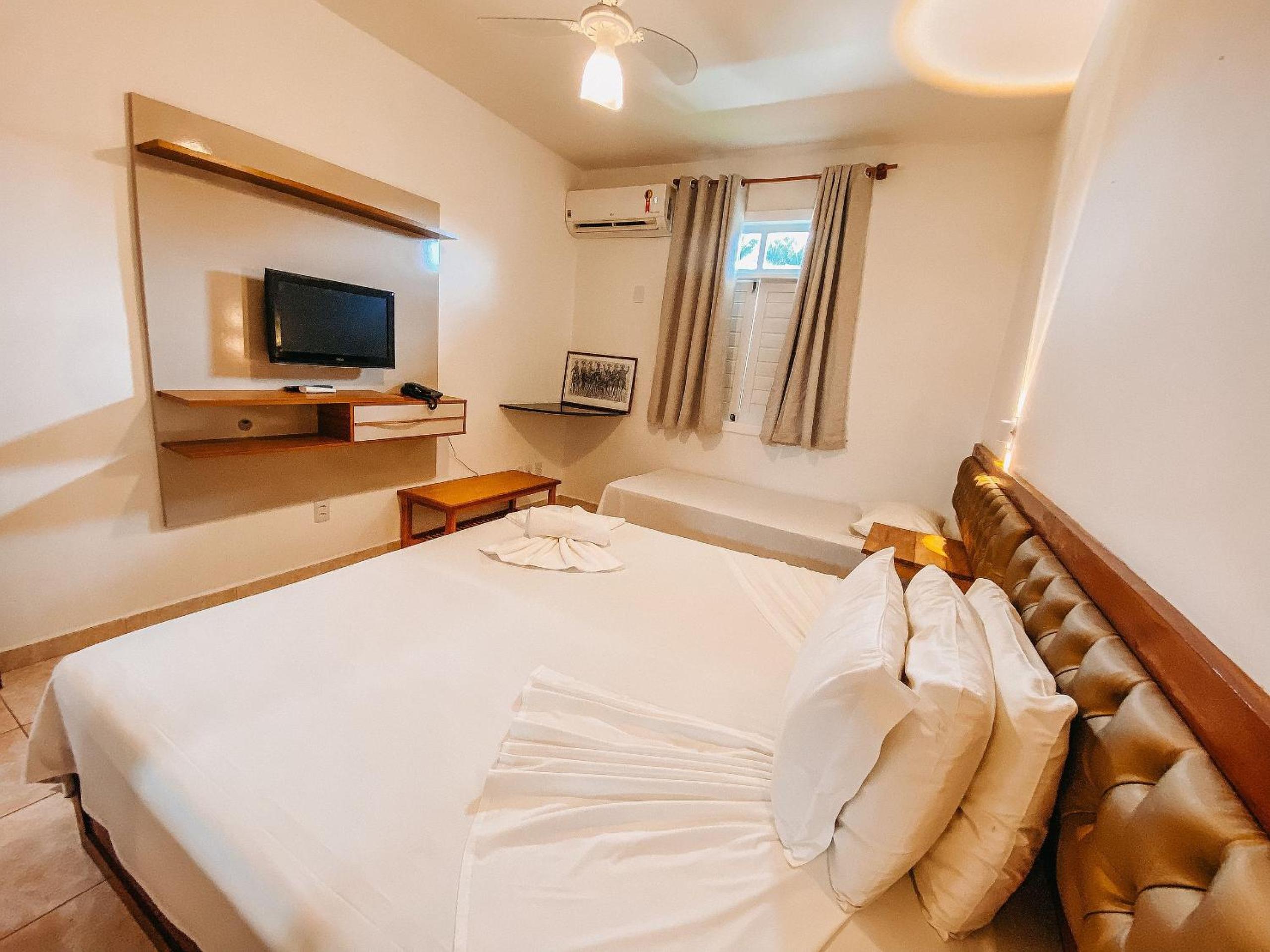 Flat's com 1 quarto, frente praia de Taperapuã, atravessou a rua está na praia, Condomínio Boulevard da Praia conta com piscina, sauna, sala de jogos além 
