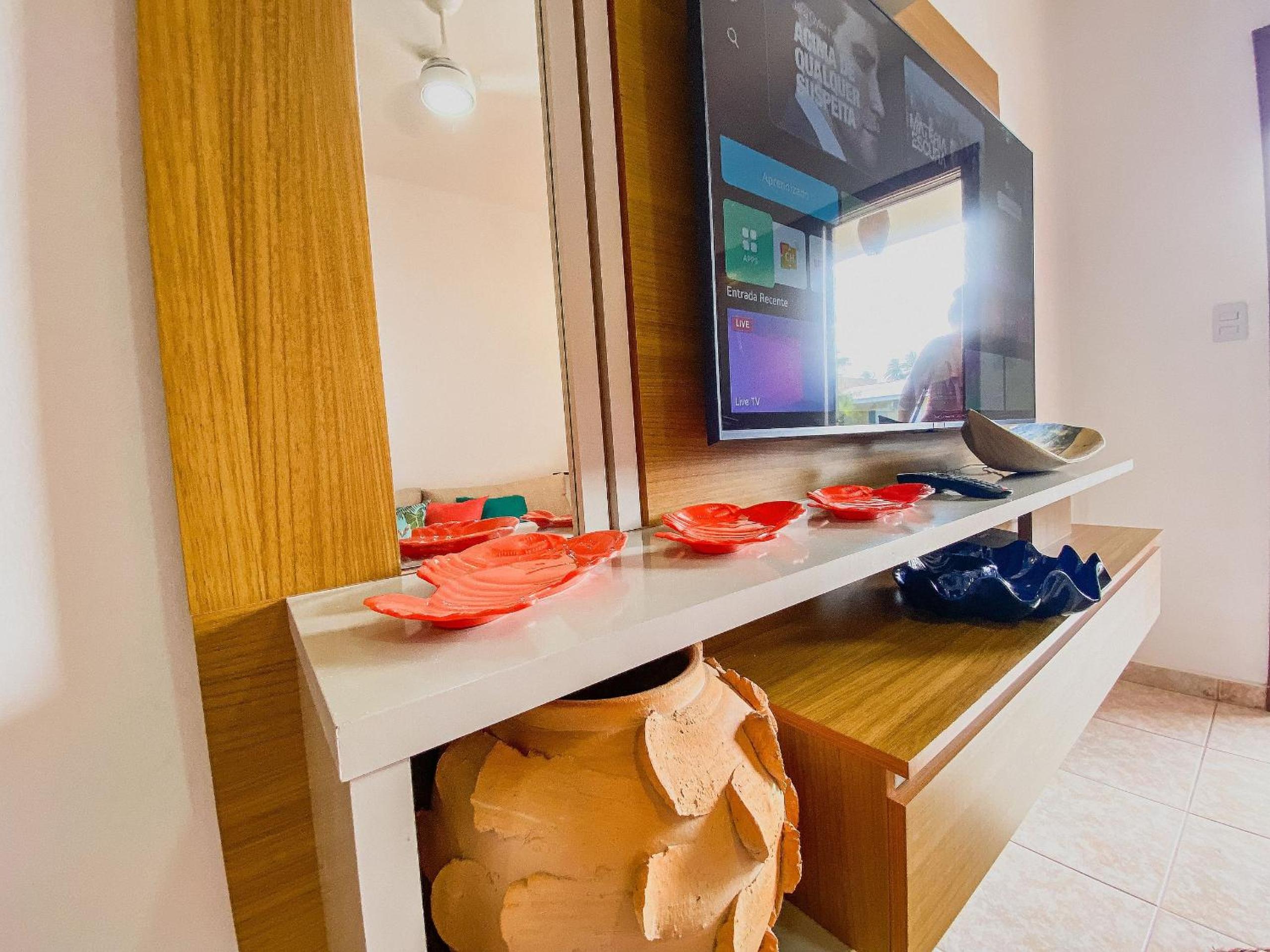Flat's com 1 quarto, frente praia de Taperapuã, atravessou a rua está na praia, Condomínio Boulevard da Praia conta com piscina, sauna, sala de jogos além 