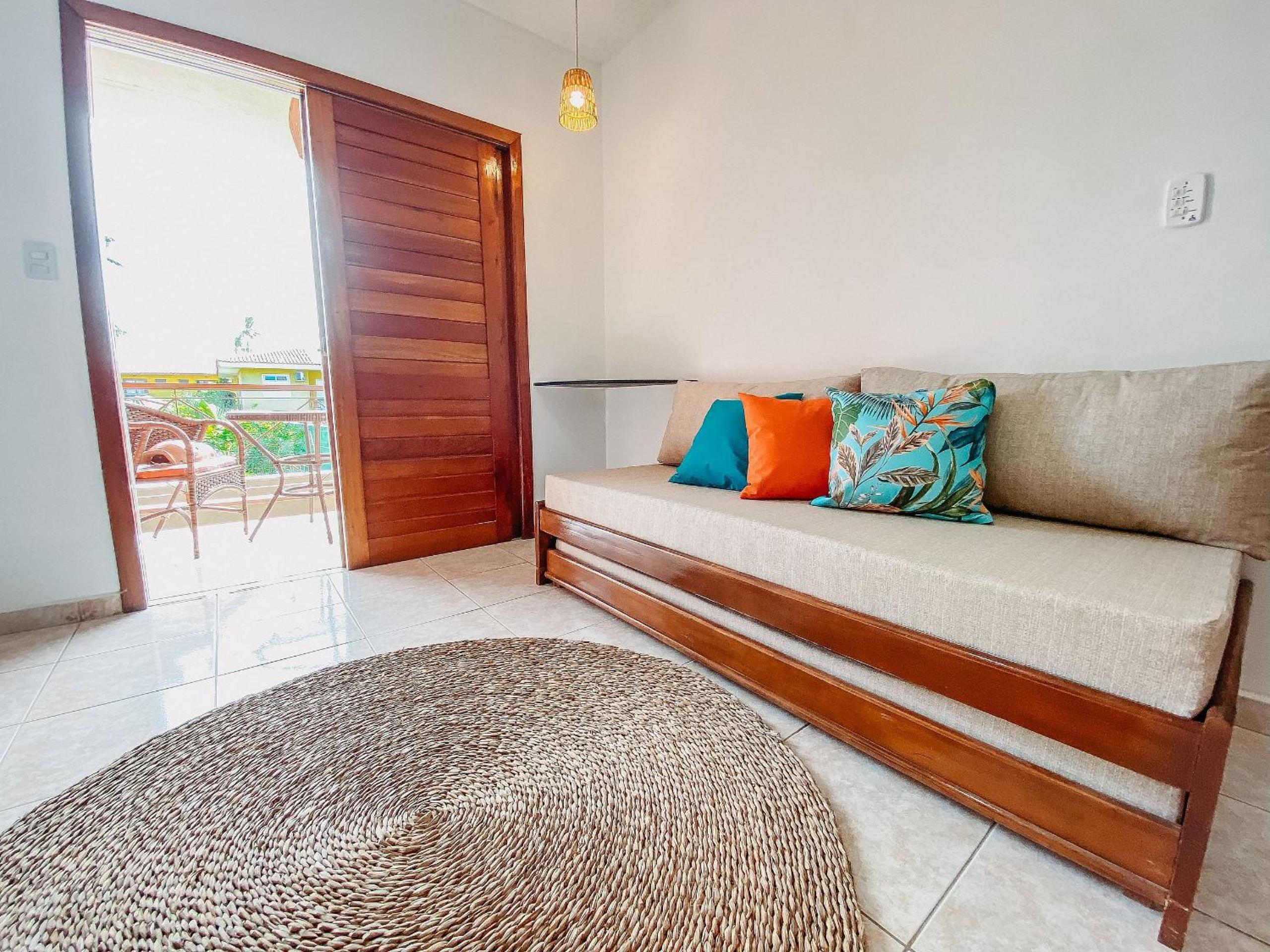 Flat's com 1 quarto, frente praia de Taperapuã, atravessou a rua está na praia, Condomínio Boulevard da Praia conta com piscina, sauna, sala de jogos além 