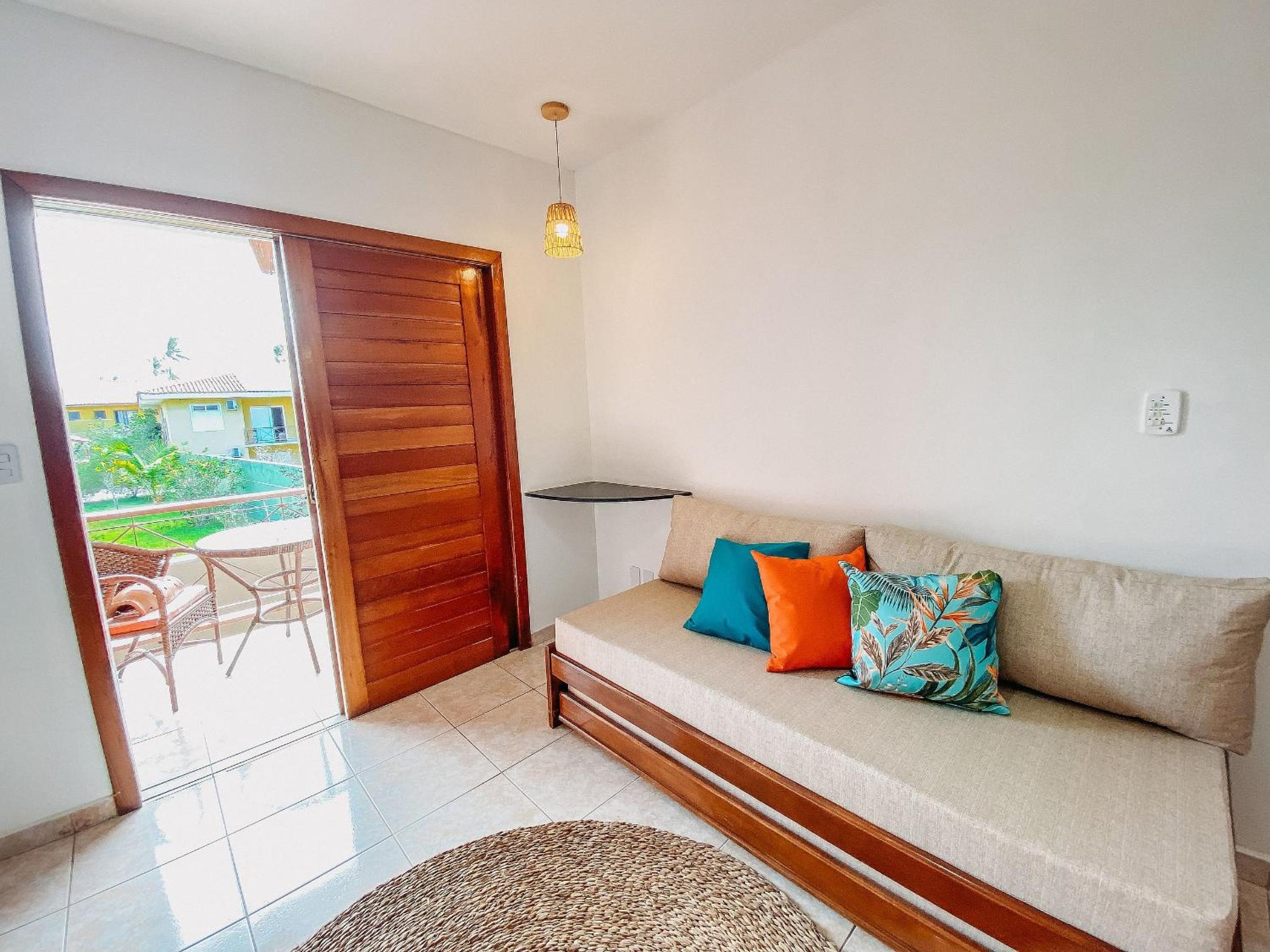 Flat's com 1 quarto, frente praia de Taperapuã, atravessou a rua está na praia, Condomínio Boulevard da Praia conta com piscina, sauna, sala de jogos além 
