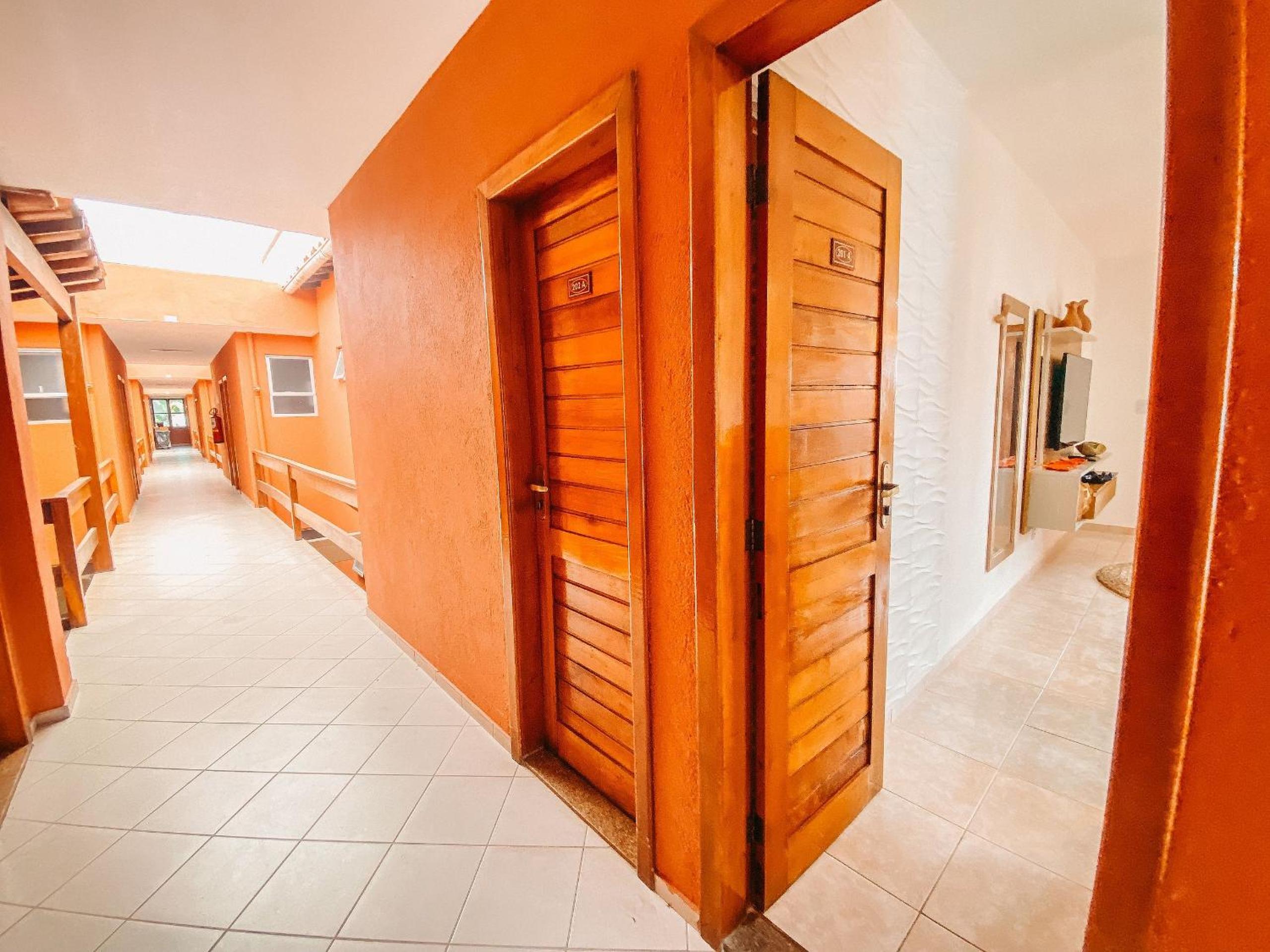 Flat's com 1 quarto, frente praia de Taperapuã, atravessou a rua está na praia, Condomínio Boulevard da Praia conta com piscina, sauna, sala de jogos além 