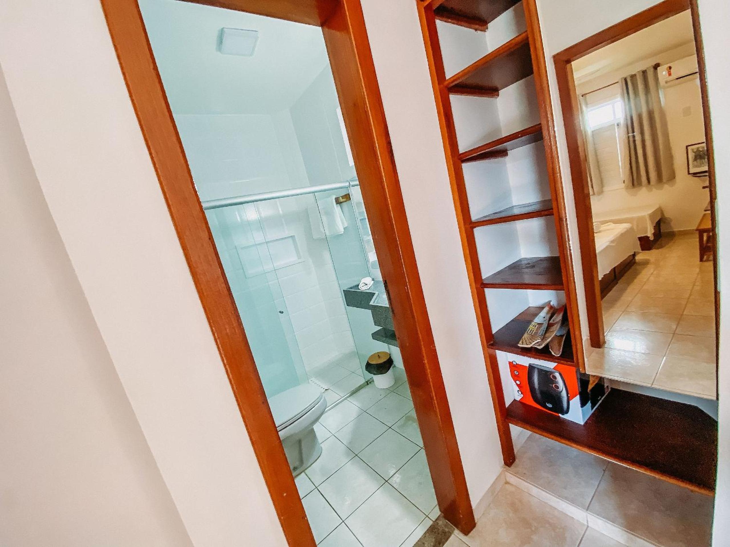 Flat's com 1 quarto, frente praia de Taperapuã, atravessou a rua está na praia, Condomínio Boulevard da Praia conta com piscina, sauna, sala de jogos além 