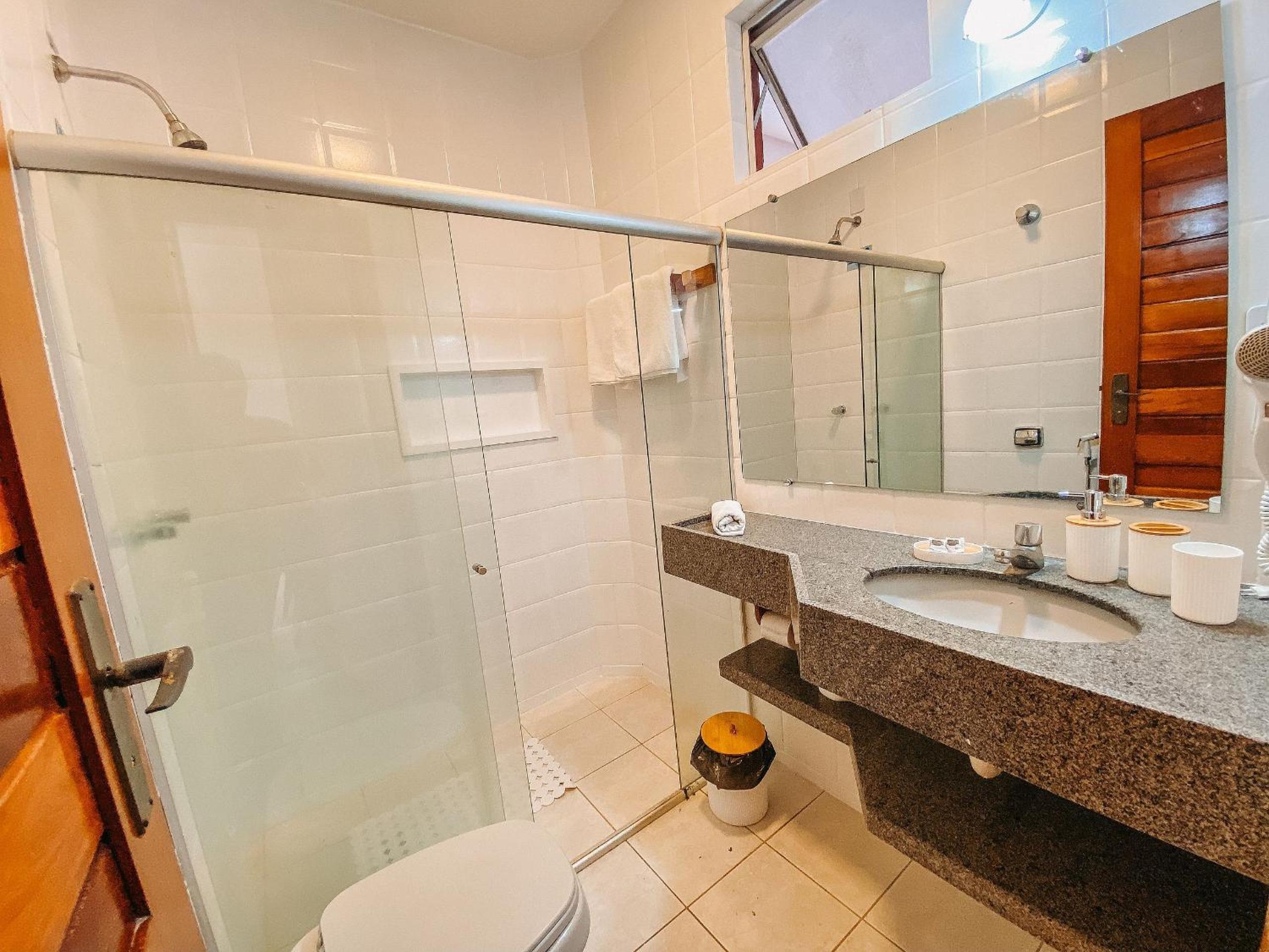 Flat's com 1 quarto, frente praia de Taperapuã, atravessou a rua está na praia, Condomínio Boulevard da Praia conta com piscina, sauna, sala de jogos além 