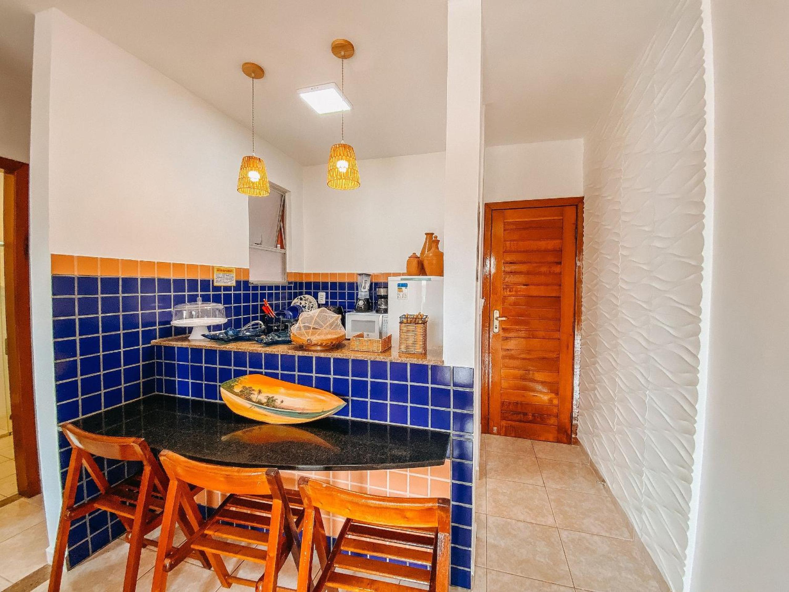 Flat's com 1 quarto, frente praia de Taperapuã, atravessou a rua está na praia, Condomínio Boulevard da Praia conta com piscina, sauna, sala de jogos além 