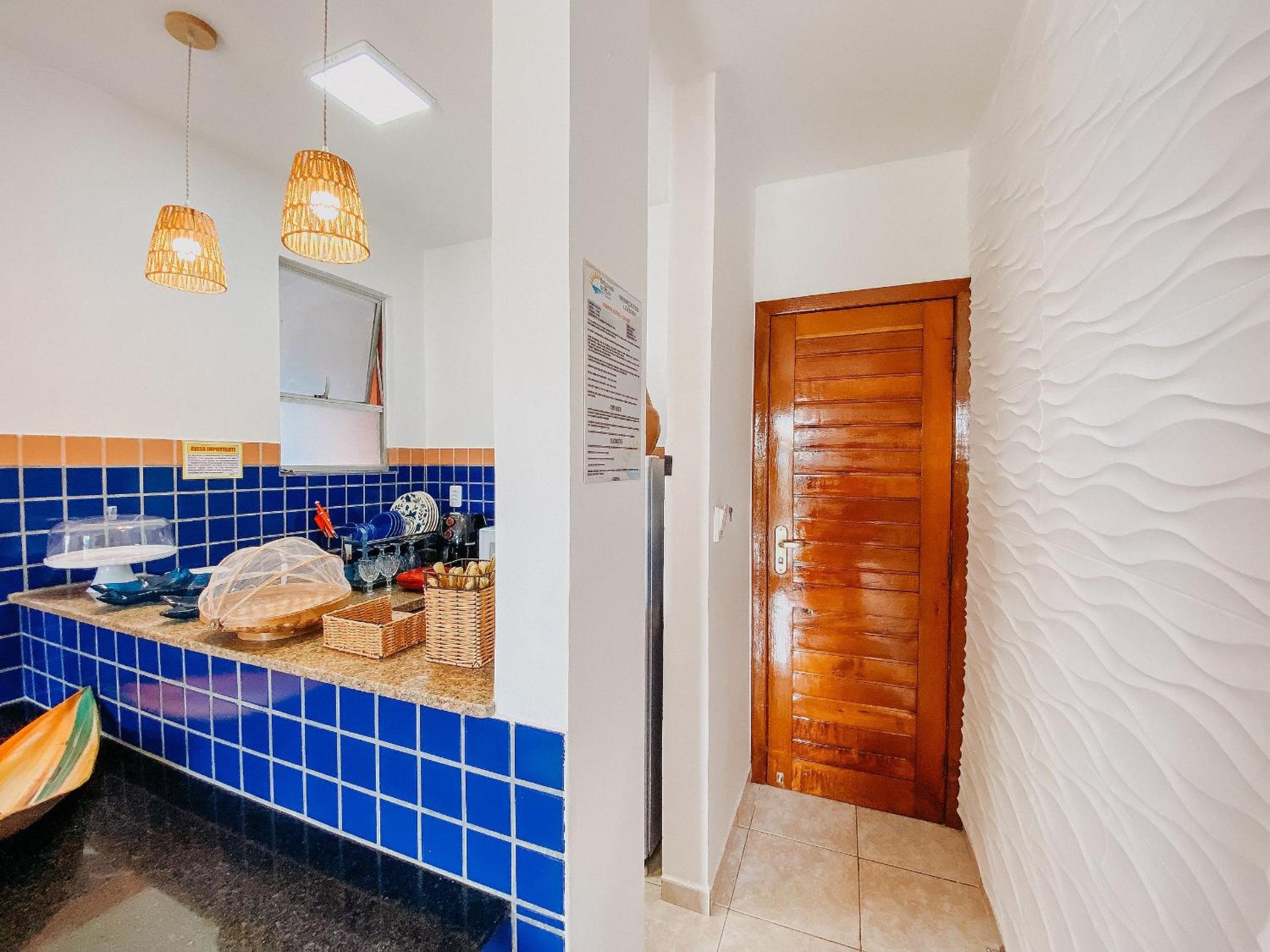 Flat's com 1 quarto, frente praia de Taperapuã, atravessou a rua está na praia, Condomínio Boulevard da Praia conta com piscina, sauna, sala de jogos além 