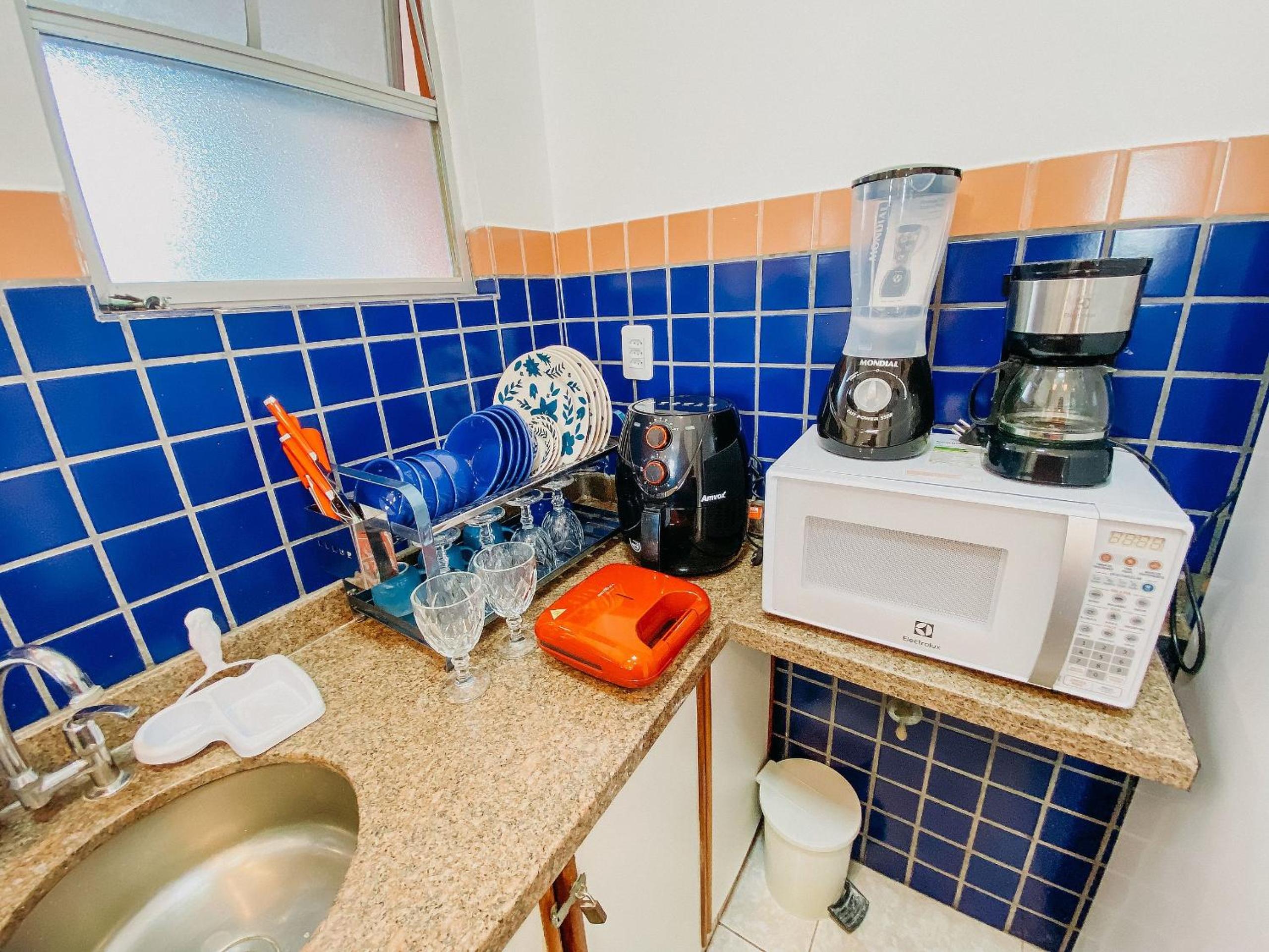 Flat's com 1 quarto, frente praia de Taperapuã, atravessou a rua está na praia, Condomínio Boulevard da Praia conta com piscina, sauna, sala de jogos além 