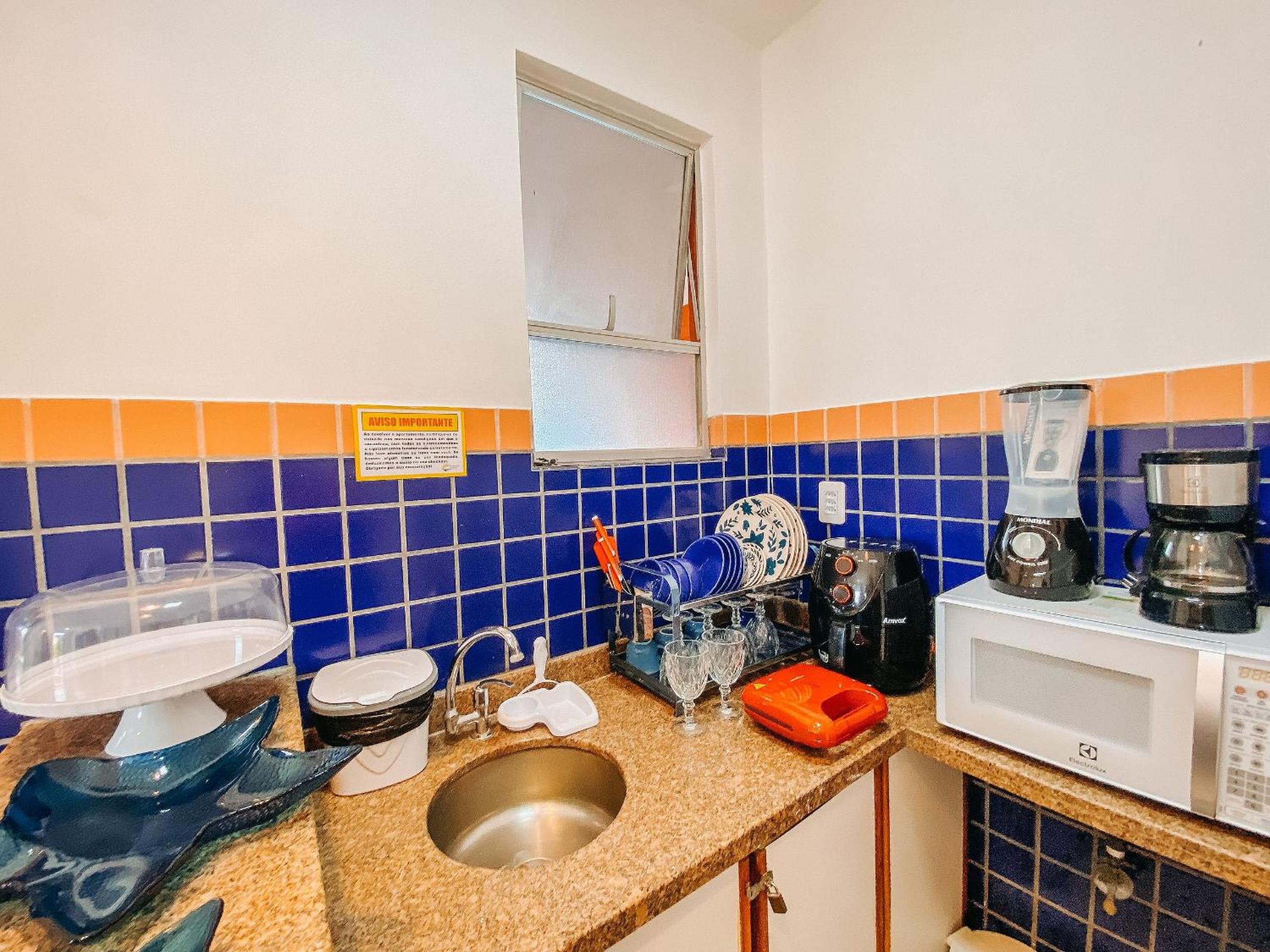 Flat's com 1 quarto, frente praia de Taperapuã, atravessou a rua está na praia, Condomínio Boulevard da Praia conta com piscina, sauna, sala de jogos além 