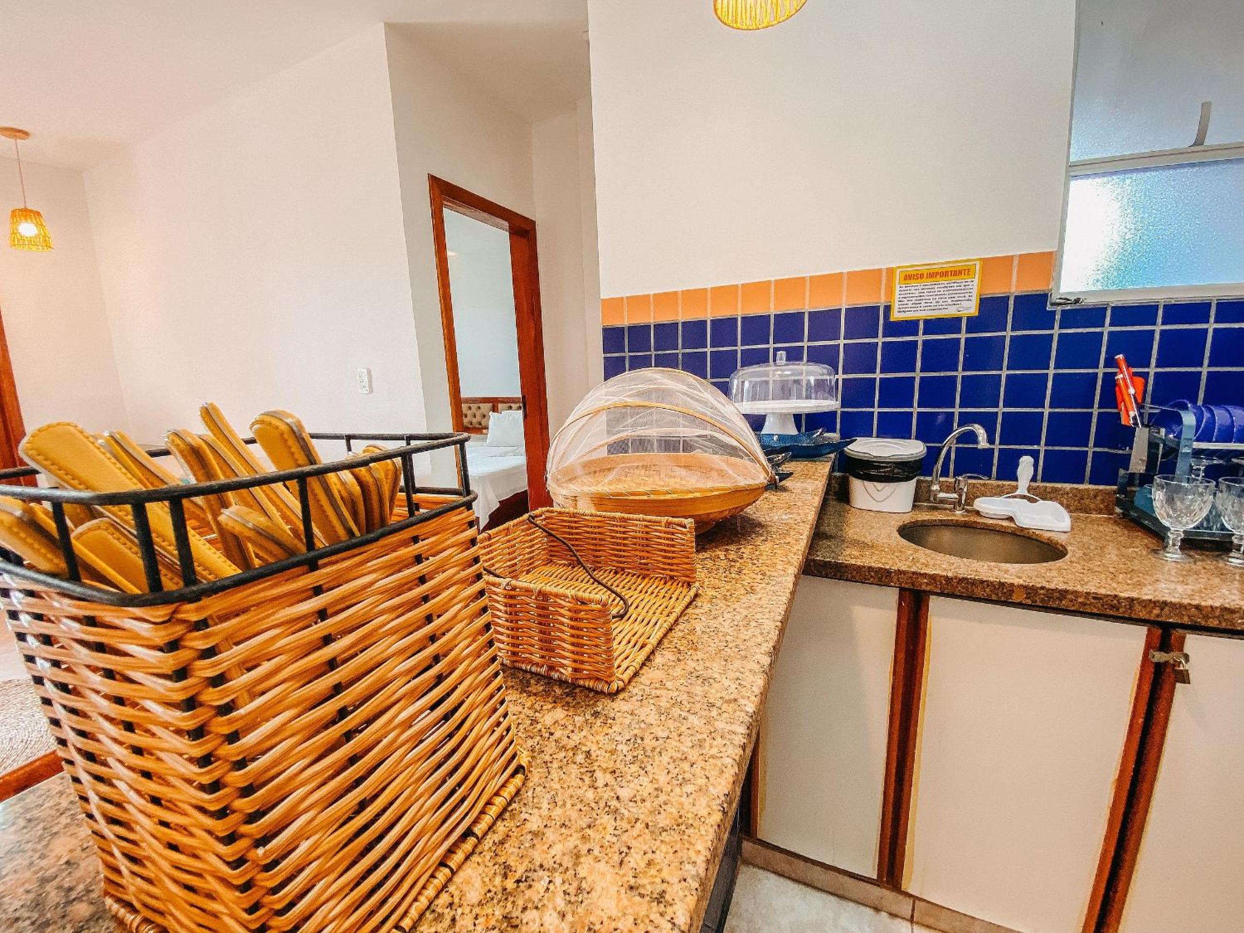 Flat's com 1 quarto, frente praia de Taperapuã, atravessou a rua está na praia, Condomínio Boulevard da Praia conta com piscina, sauna, sala de jogos além 