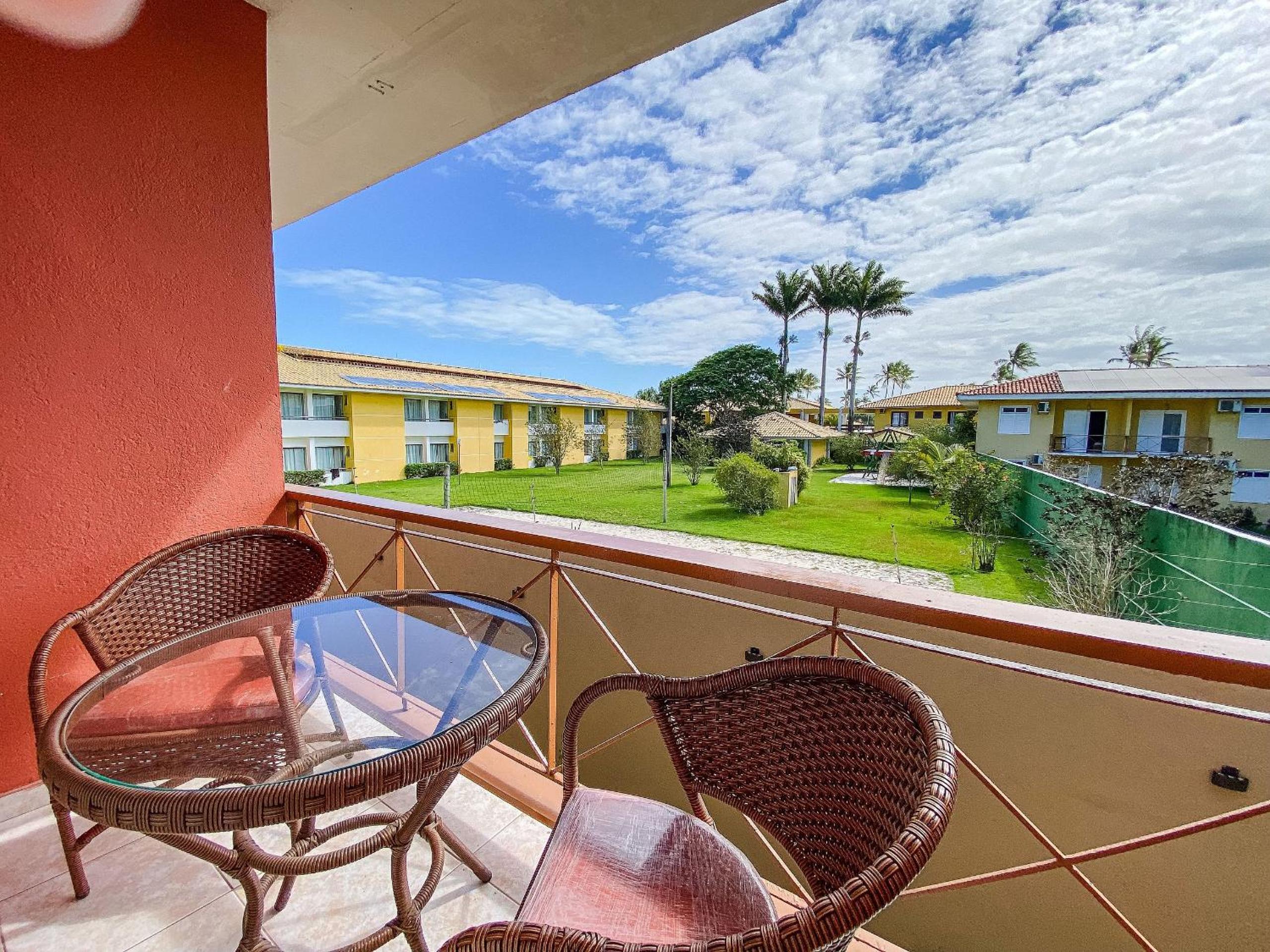 Flat's com 1 quarto, frente praia de Taperapuã, atravessou a rua está na praia, Condomínio Boulevard da Praia conta com piscina, sauna, sala de jogos além 