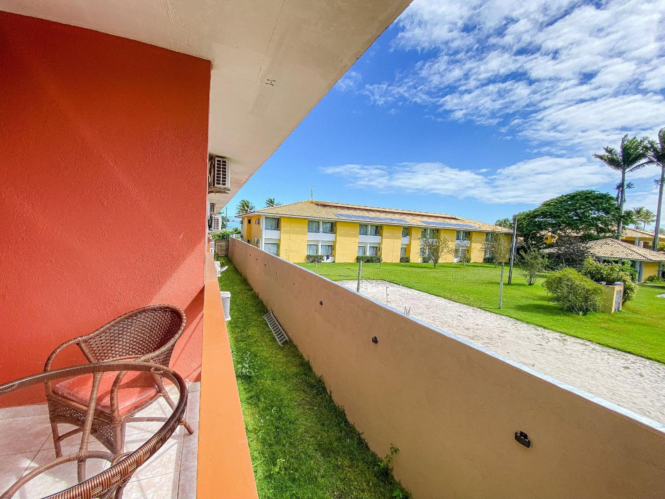 Flat's com 1 quarto, frente praia de Taperapuã, atravessou a rua está na praia, Condomínio Boulevard da Praia conta com piscina, sauna, sala de jogos além 
