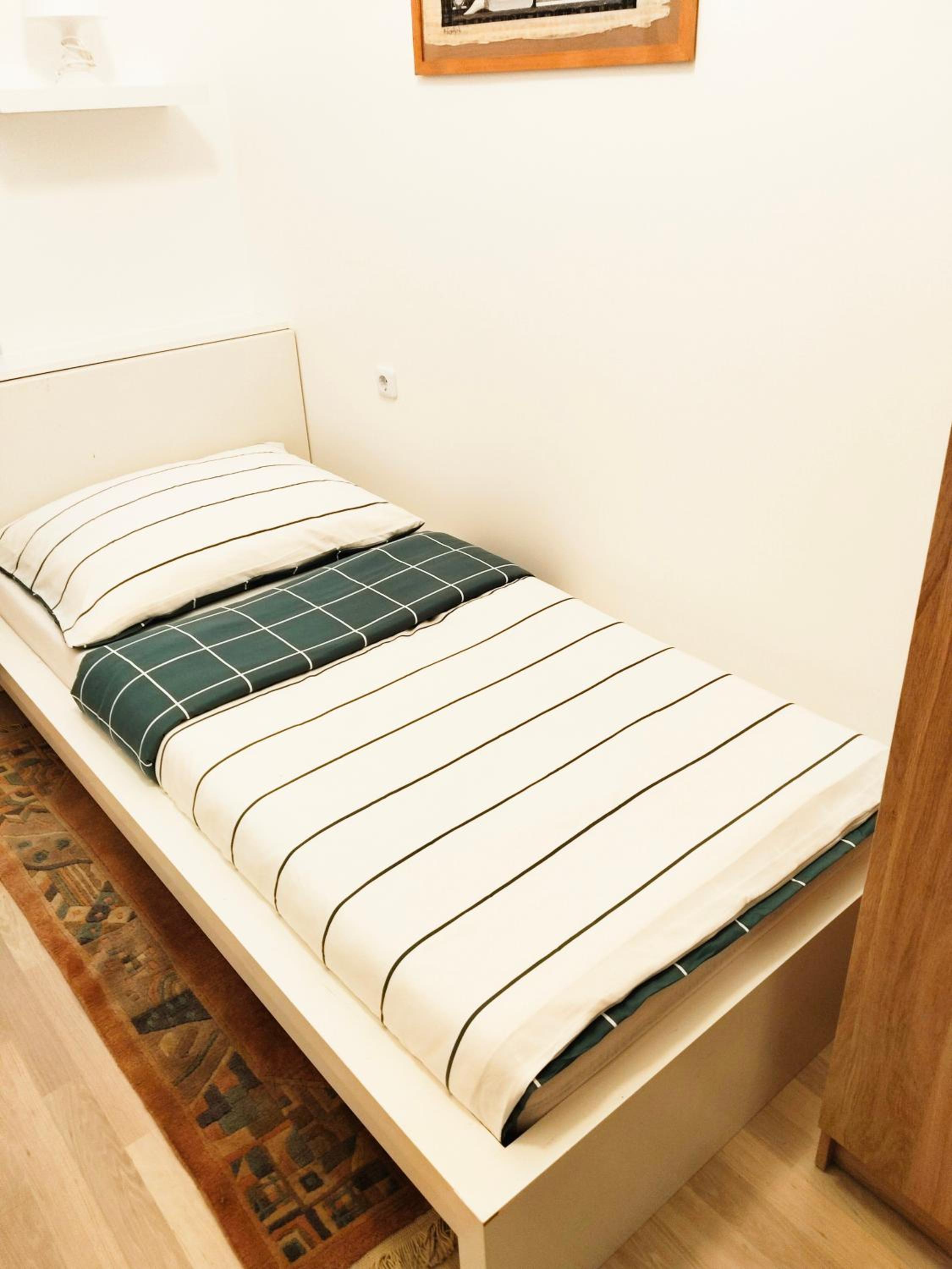 FAVORIT-ROOMS , direkt Metro connection U1 to Centralstation , City-Center and Airport