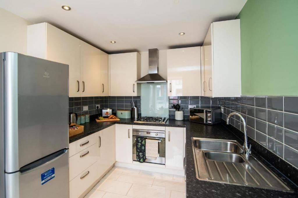 Spacious House Close to Royal Derby Hospital, Free Parking & Garden view 5