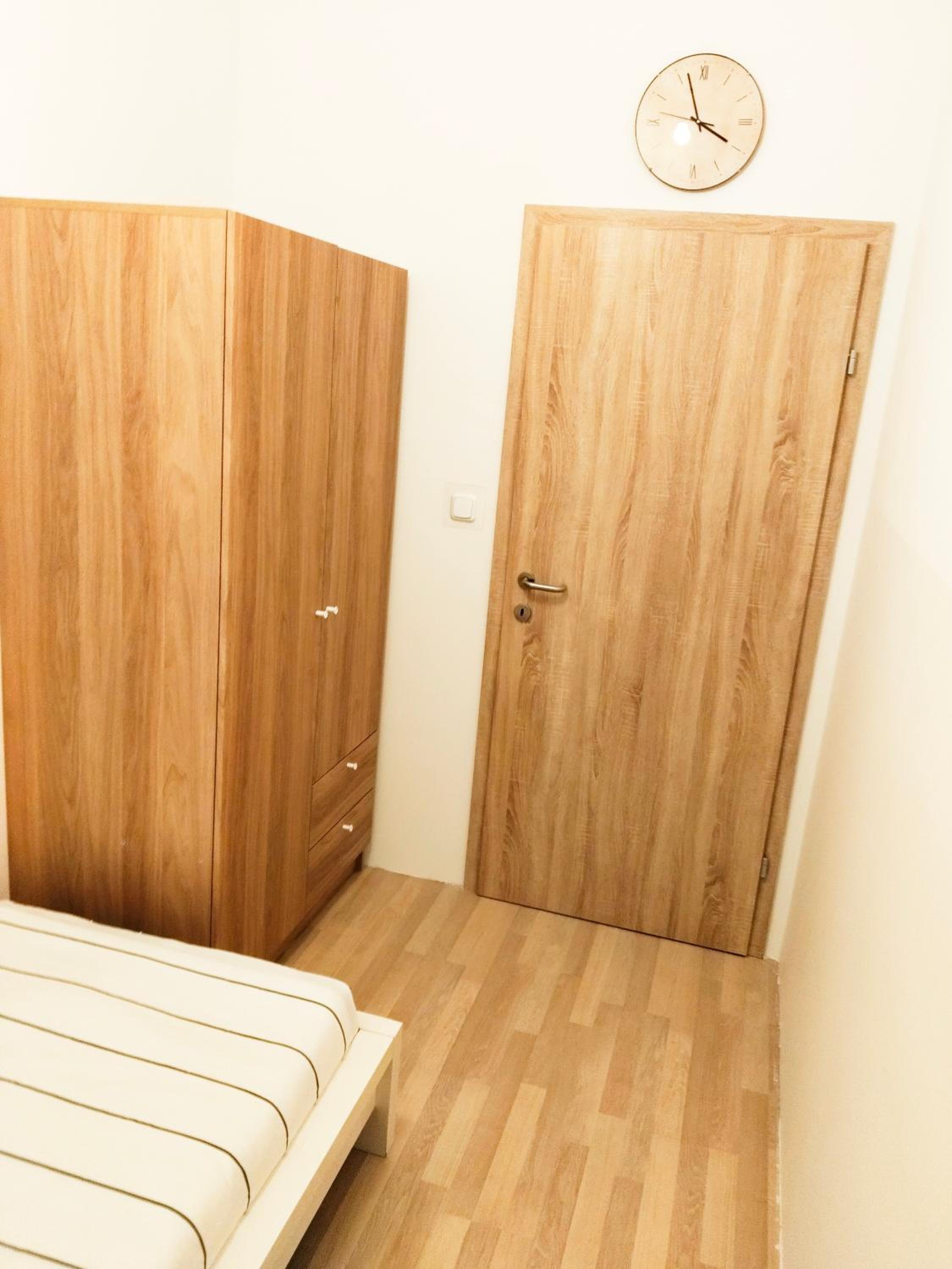FAVORIT-ROOMS , direkt Metro connection U1 to Centralstation , City-Center and Airport