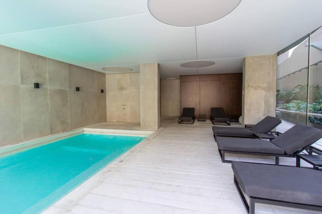Luxe 1-BR Apartment, Balcony and Pool by depptö