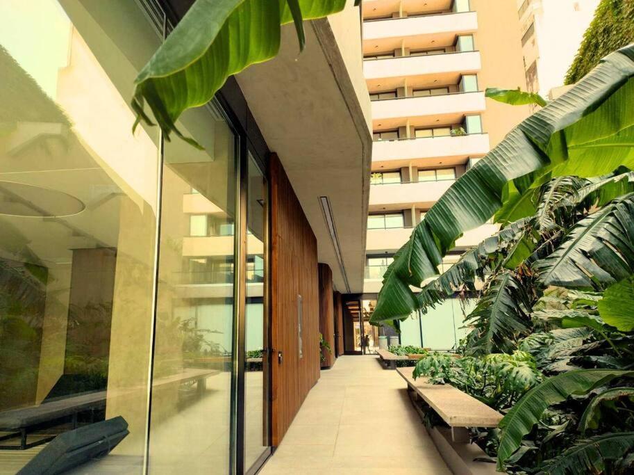 Luxe 1-BR Apartment, Balcony and Pool by depptö
