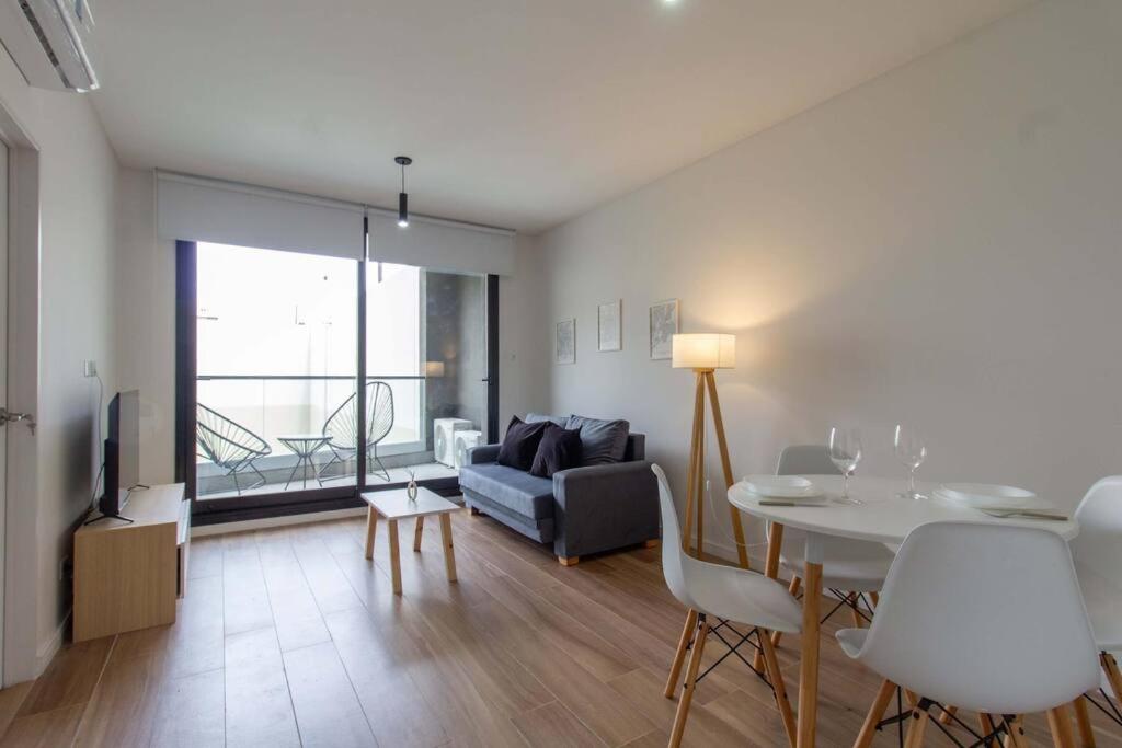 Luxe 1-BR Apartment, Balcony and Pool by depptö