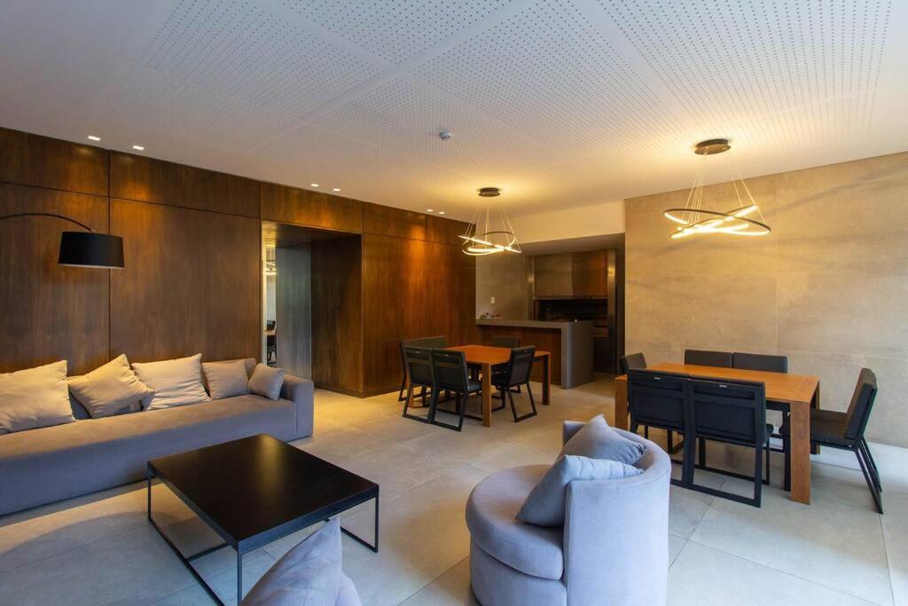 Luxe 1-BR Apartment, Balcony and Pool by depptö