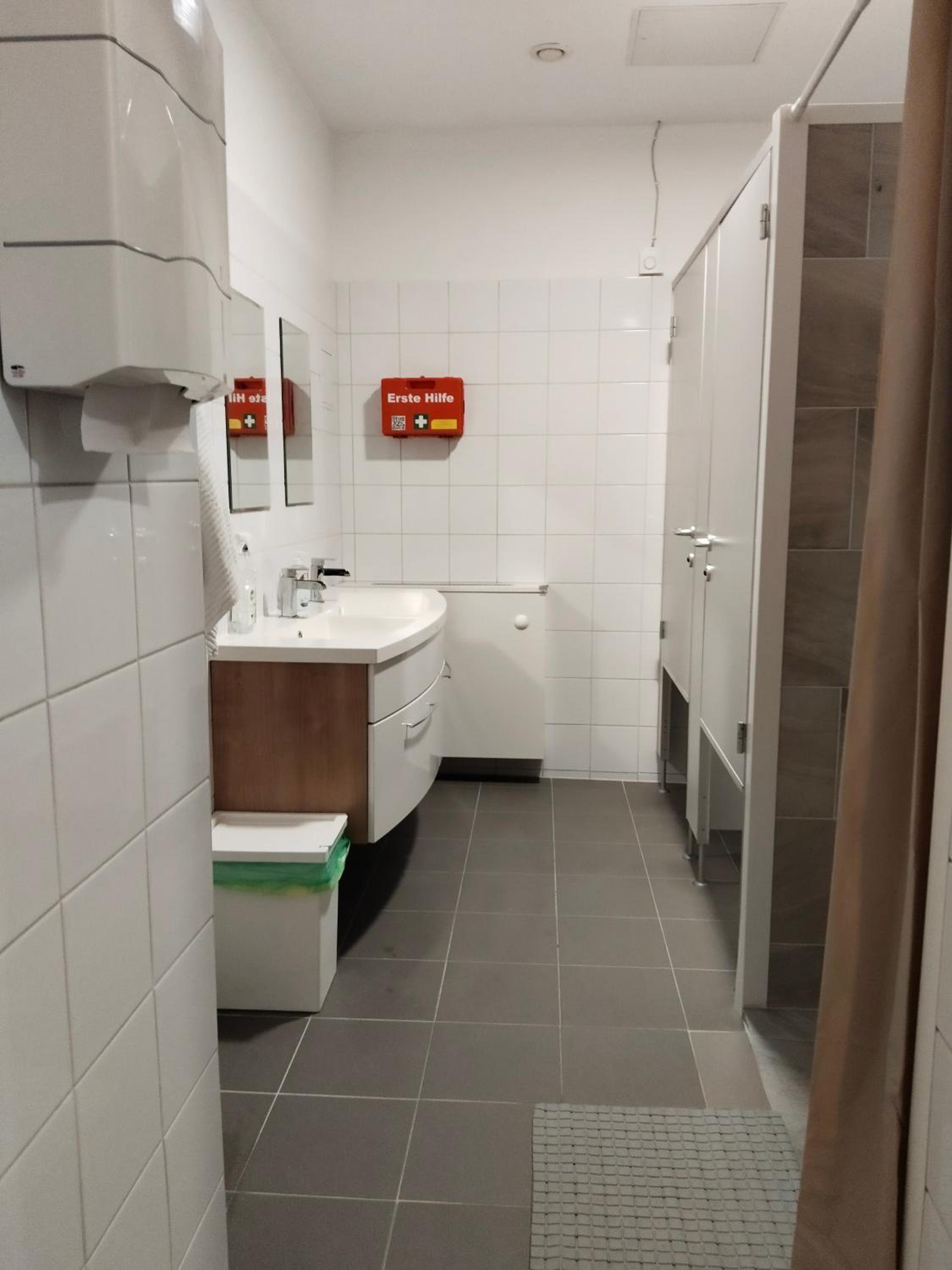 FAVORIT-ROOMS , direkt Metro connection U1 to Centralstation , City-Center and Airport