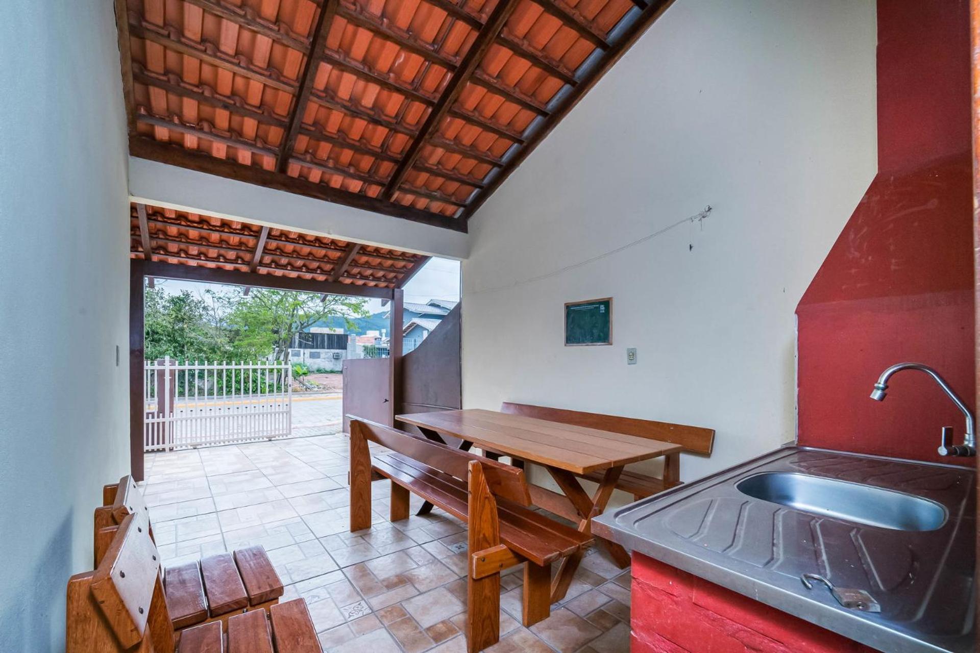 Casa a 2 quadras da Praia de Zimbros RW2724