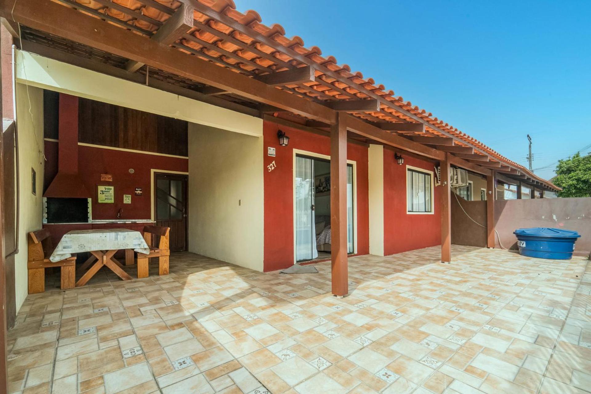 Casa a 2 quadras da Praia de Zimbros RW2724