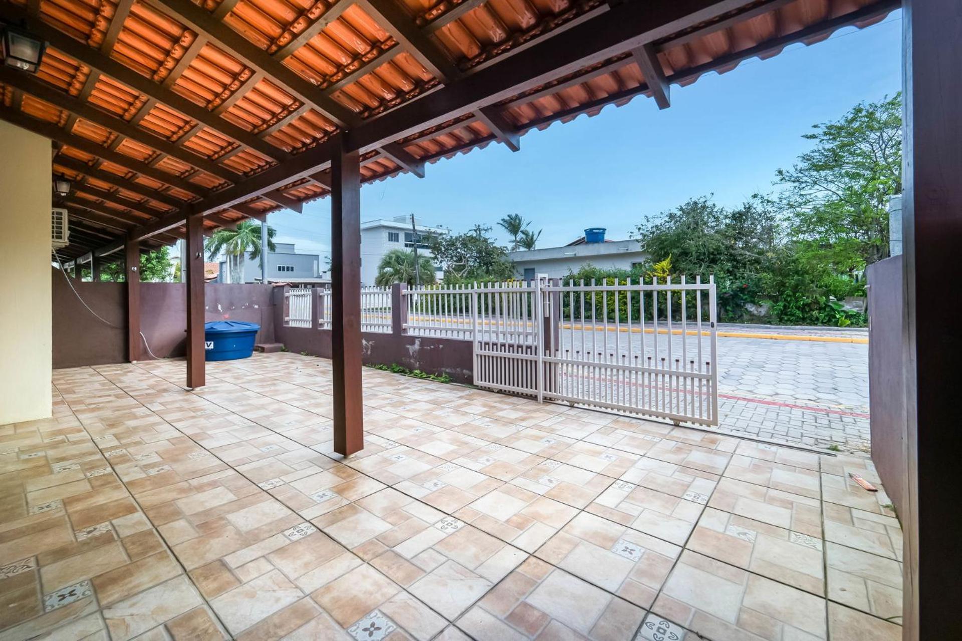 Casa a 2 quadras da Praia de Zimbros RW2724