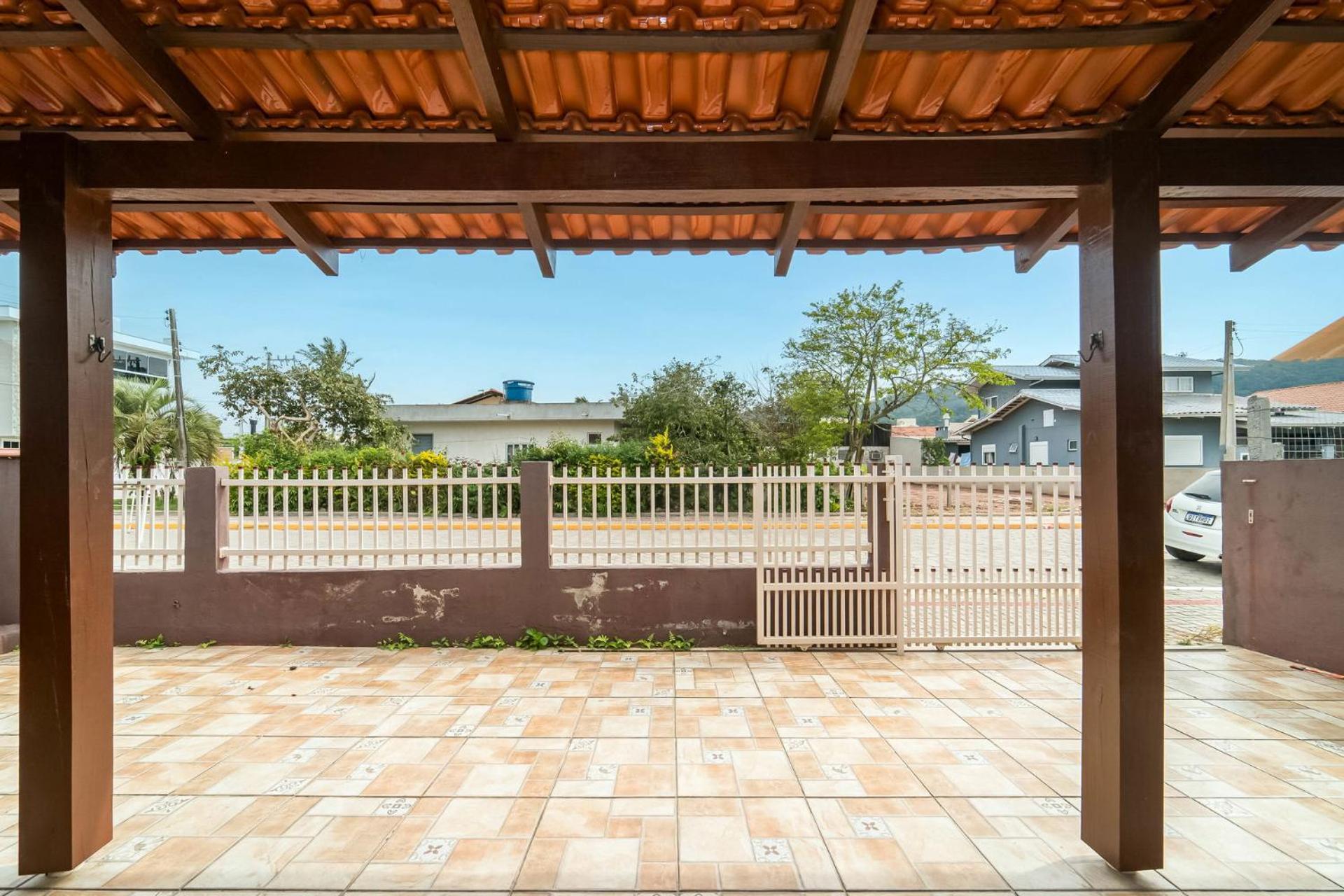 Casa a 2 quadras da Praia de Zimbros RW2724
