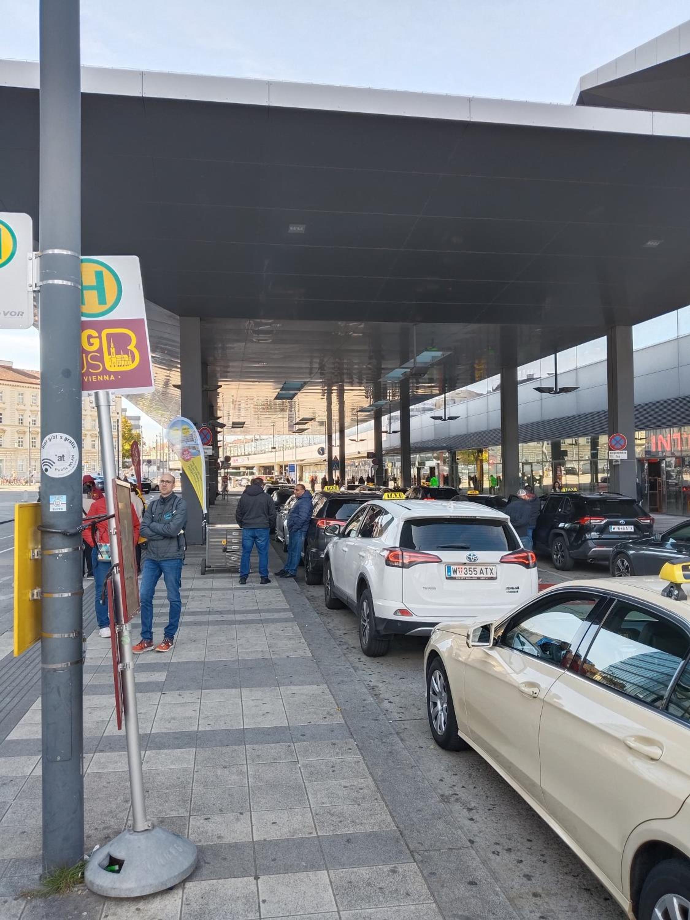 FAVORIT-ROOMS , direkt Metro connection U1 to Centralstation , City-Center and Airport