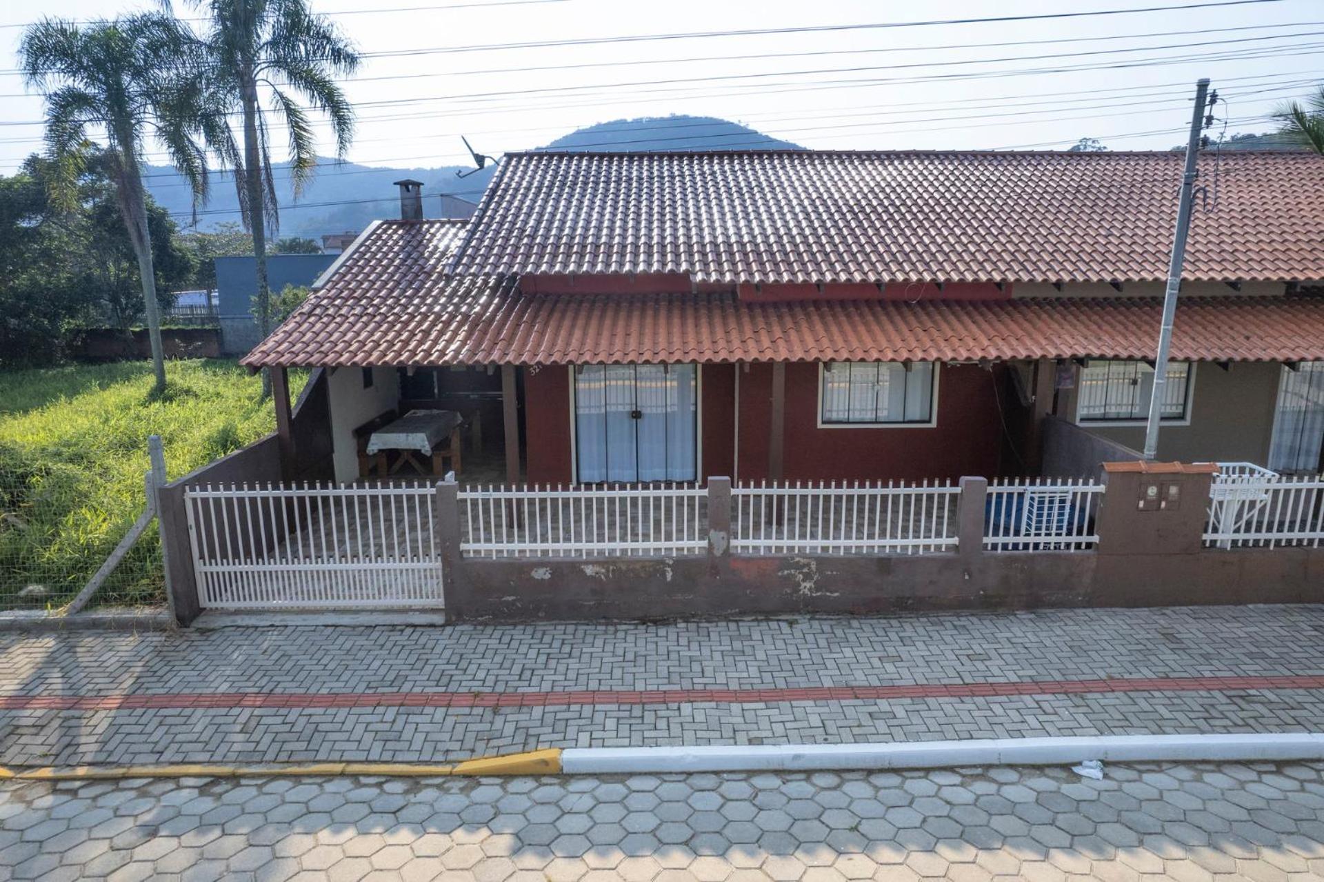 Casa a 2 quadras da Praia de Zimbros RW2724