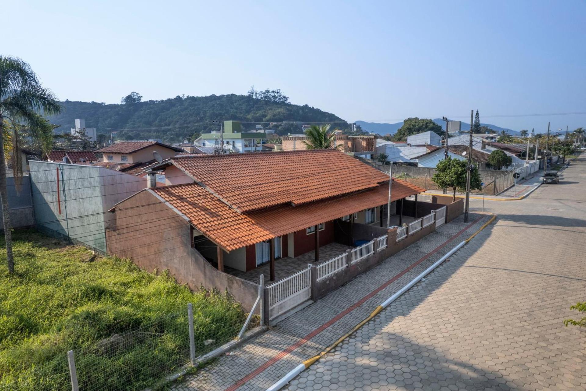 Casa a 2 quadras da Praia de Zimbros RW2724