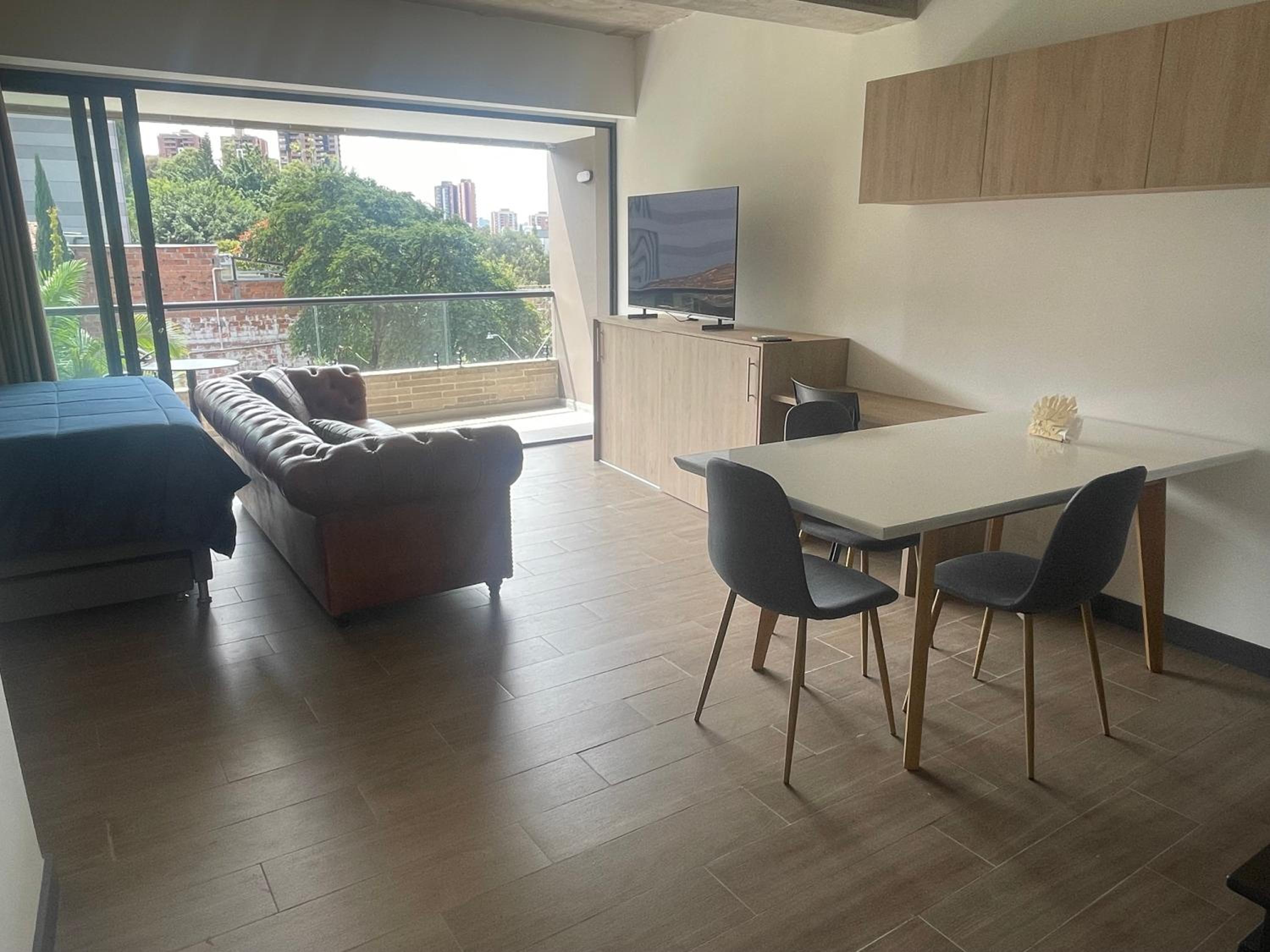 Apartamento con vista y aire acondicionado cerca a El Tesoro