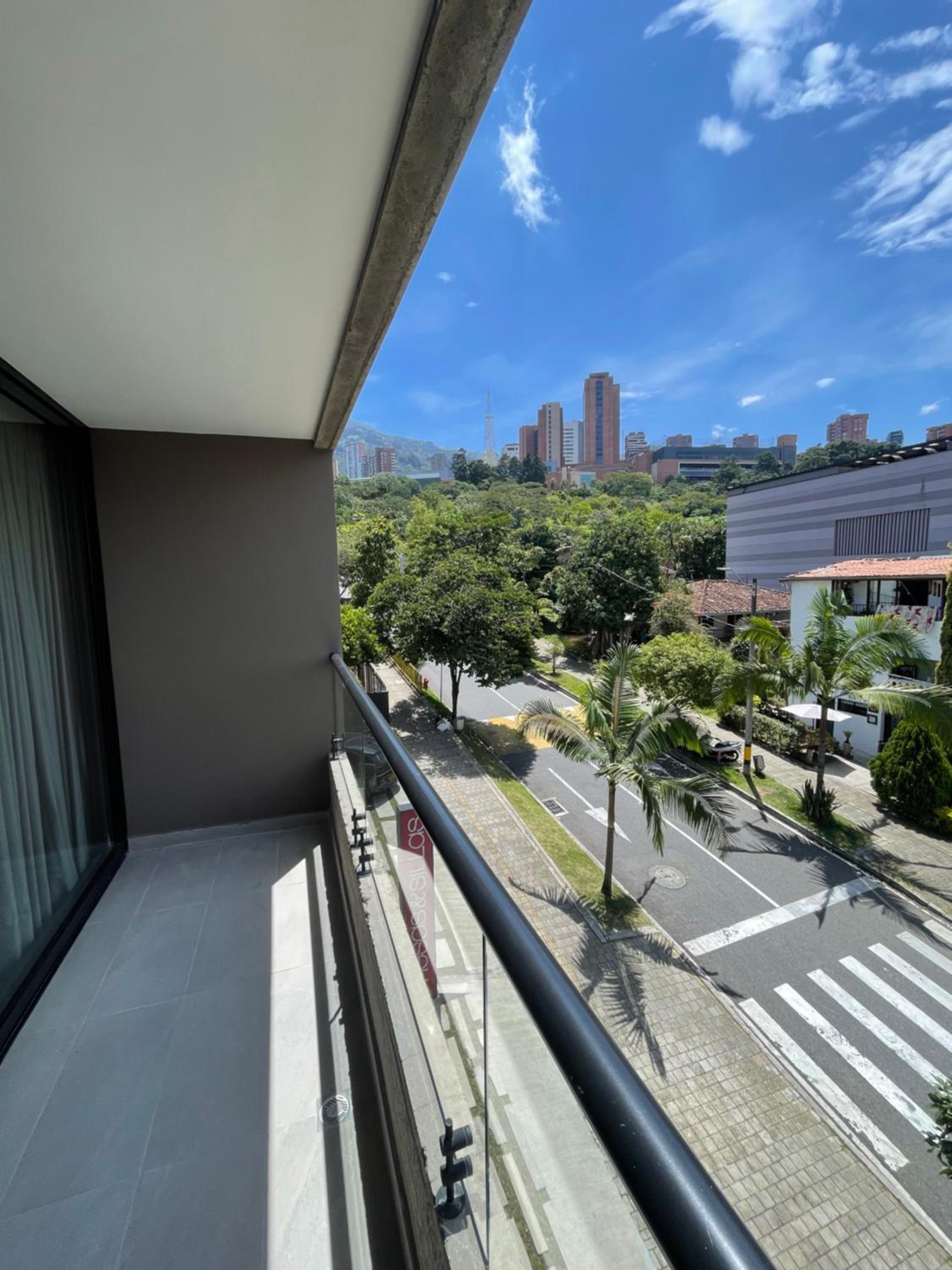 Apartamento con vista y aire acondicionado cerca a El Tesoro