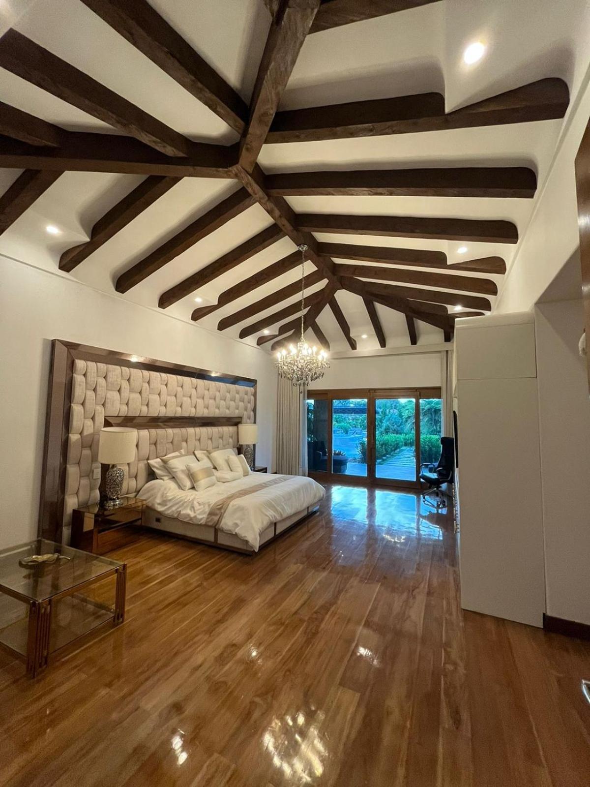 Crypto Hotel Boutique La Reina - Armored Mansion