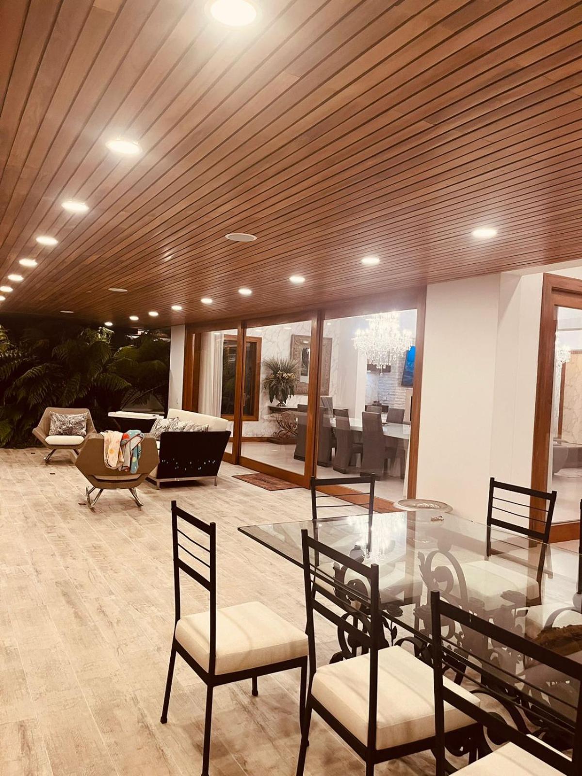 Crypto Hotel Boutique La Reina - Armored Mansion