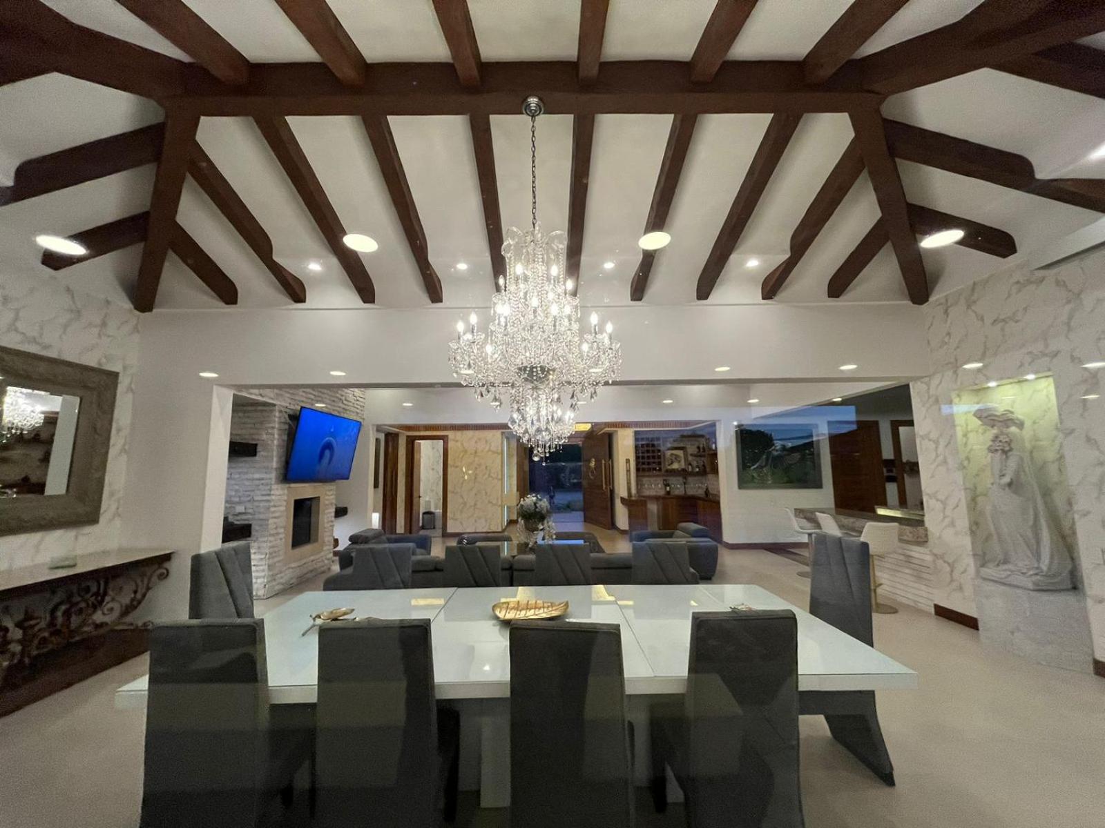 Crypto Hotel Boutique La Reina - Armored Mansion