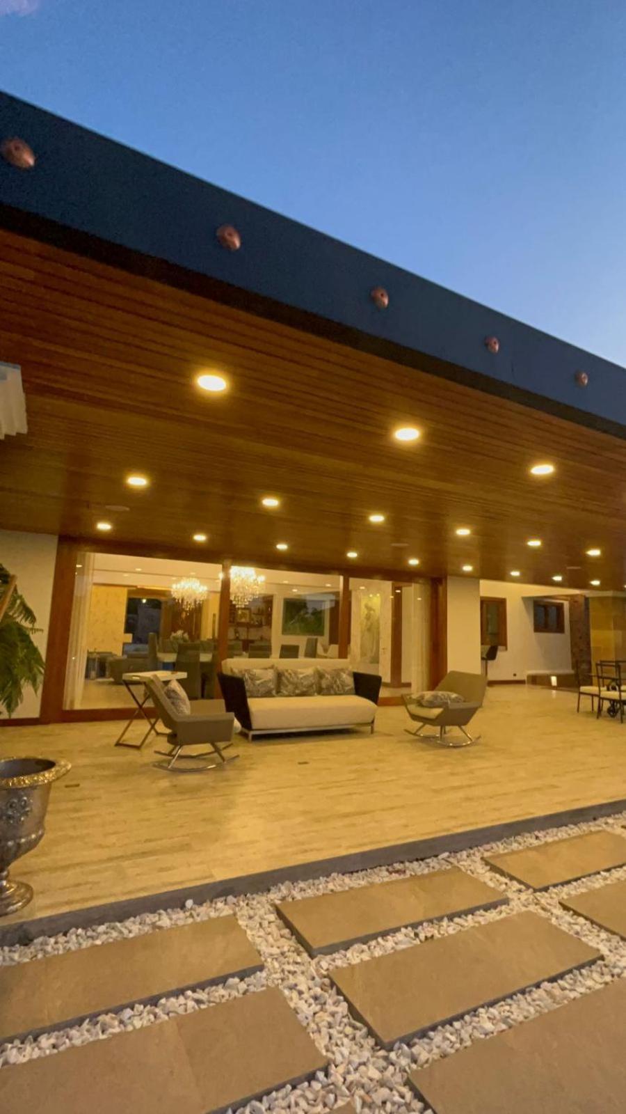Crypto Hotel Boutique La Reina - Armored Mansion