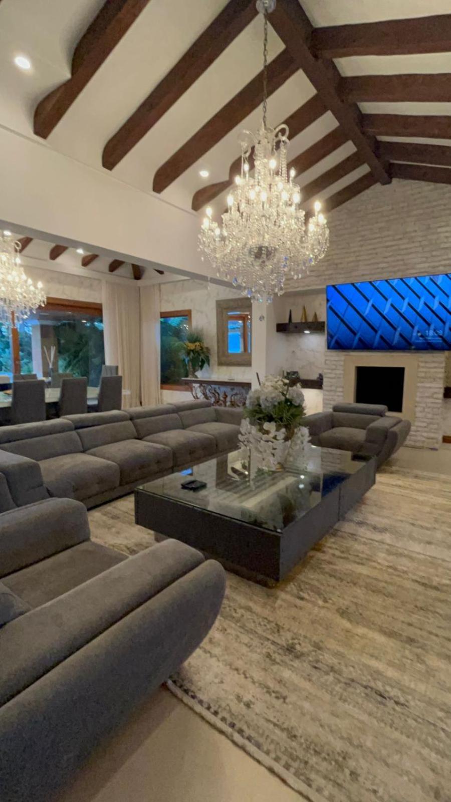 Crypto Hotel Boutique La Reina - Armored Mansion